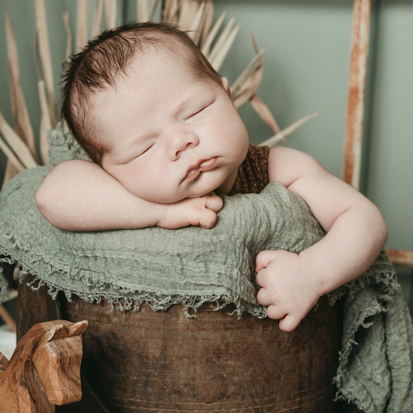 Dieser kleine Junge hat beim Neugeborenen-Shooting einfach traumhaft geschlafen 🧡
Solche ruhigen, kuscheligen Bilder entstehen am besten in den ersten Lebenstagen.
Wenn ihr euch auch solche Fotos wünscht, meldet euch am besten schon in der Schwangerschaft bei mir, kurzfristige Termine sind oft nicht möglich 🧡
#neugeborenenshooting #newbornfotografie #babyfotografie #momytobe #fotografineschweiler