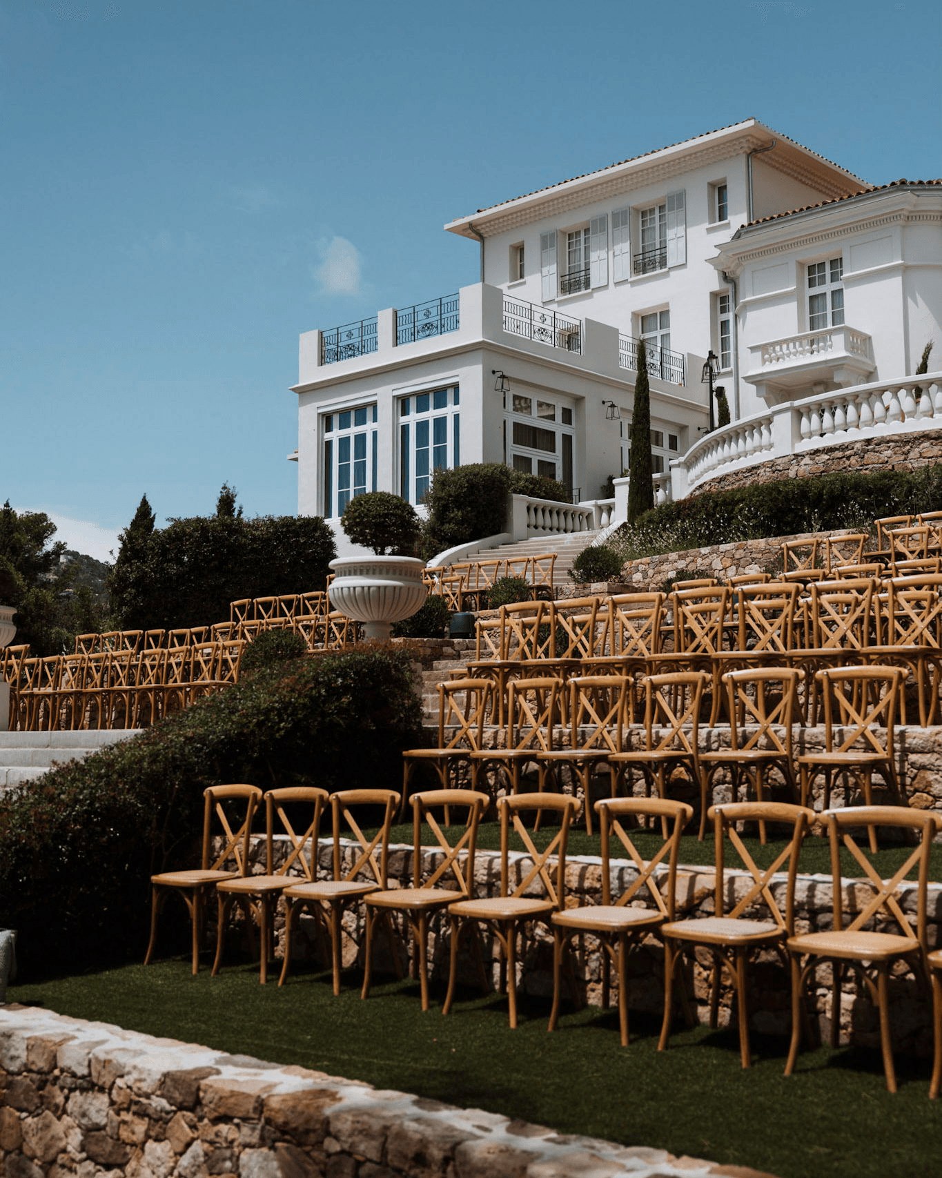 Secular ceremony with an incredible sea view 🌊
@mc2monamour_paris @ivory.romance @castel_bay @maryflowers83 @alix__dj
Wedding planner, wedding planner paris, mariage côte d'azur, cérémonie laïque, wedding inspiration, wedding flowers, reception venue, mariage toulon