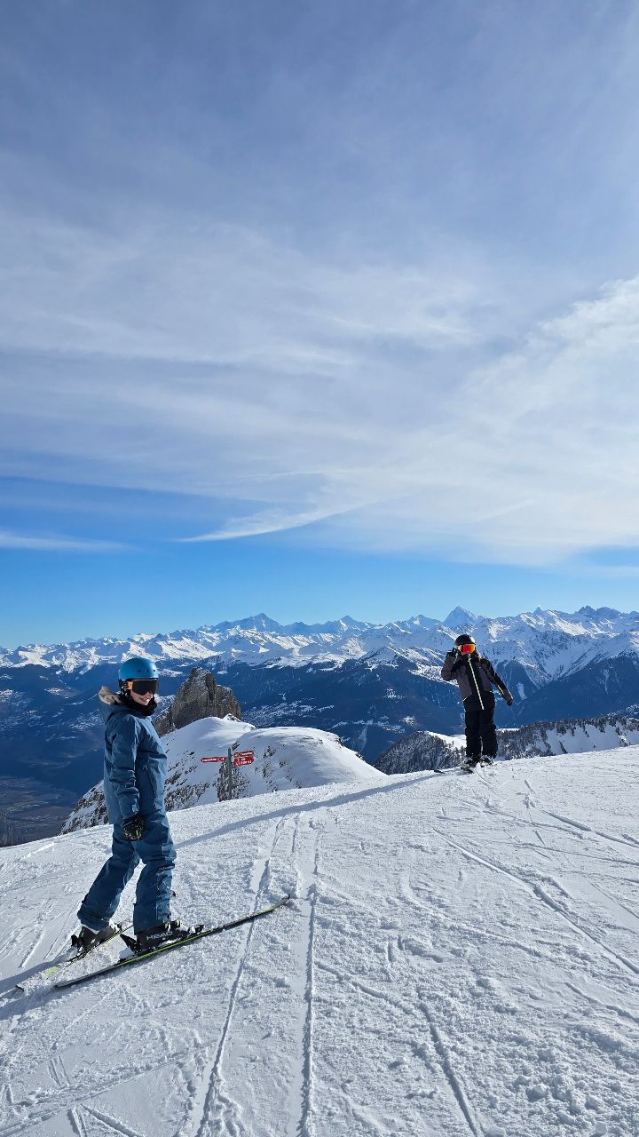 ʙᴇꜱᴛ ɴᴀᴘ ꜱᴘᴏᴛ ᴇᴠᴇʀ ❄️🏂🤭
@ovronnaz
.. ou l'astuce malin pour recharger les batteries
🔋💡😏
Partage-le avec ta marmotte préférée 😆 😴 💤
Skiing | Mountains vibes | Swiss Alps 🇨🇭