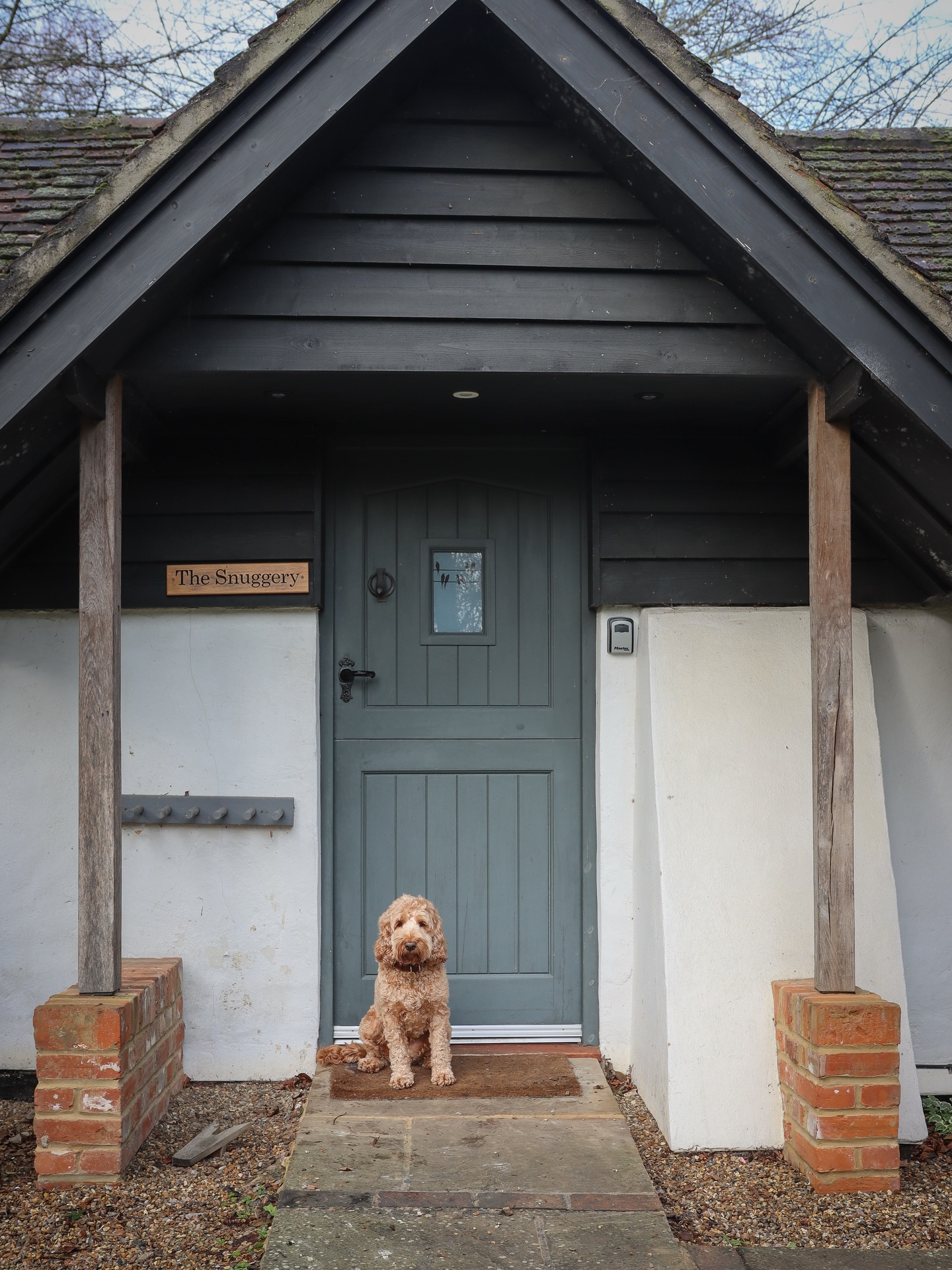 A cosy little hideaway alert 🏡🐾✨
Crumble and I had the loveliest stay at @the_snuggery_kent it’s the kind of place that makes you slow down, pop the kettle on, and get comfy.
From the moment we arrived, it felt like a proper little hideaway, there is a private, picture-perfect entrance, a cosy open-plan space with a snug seating area and dining spot, and a wood-burner style stove that makes evenings feel extra “snuggery” 🔥✨
Kate is an excellent host, and The Snuggery sits within her garden with an enclosed outdoor space that’s shared between both houses and available for guests to use. It’s a lovely little bonus, but it may not be the best fit for very curious dogs, and it isn’t suitable for people-reactive dogs.
Stay highlights (save this!)
🐾 Dog-friendly (Crumble approved ✅)
📍Central (close to London) - Peaceful location
🔥 Cosy living space
🍽️ Little kitchen for easy meals
🛁 Cute bathroom with a bath
🛌 King sized bed
Would you stay somewhere like this? 🤎
👇 Save for later + tell us your fave bit!
#dogfriendlystay #dogfriendlyuk #ukstaycation #dogtravel #cottagecoreaesthetic