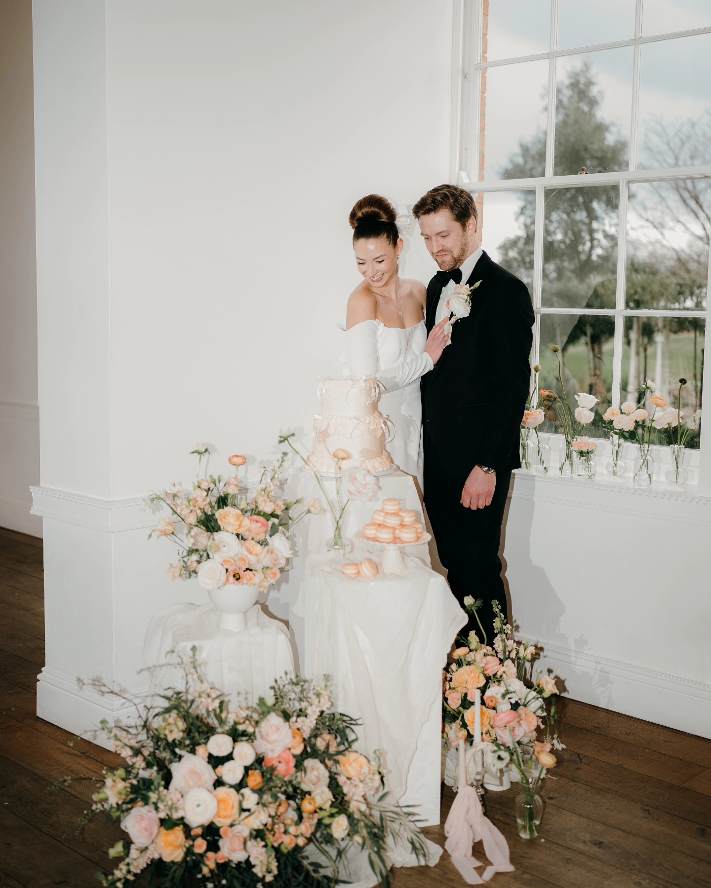 Love a cake display (ft the best macaroons I have ever tasted). Love flash photography. Love those Norwood Park windows. The end ❤️❤️❤️
Photography
@laurajaynephotographer
Venue @norwoodng25
Cake @nicoleoliviacakes
Florals @flower_fairy81
Bridal @bellammebridal
Menswear @geremenswear
Veils @rebeccaannedesigns
Headpieces @saintbethofficial2
Silk Hair Bow @millesaisons
Lingerie @katebeaumont
Styling @twoeightoneltd
Stationery @ellistateweddings
Silk Ribbon @bertieandfred
Hair @alisonrjenner
MUA @theglamourloungenewark
Models @hisandhers_collective
Jewellery @kiriandbelle
Confetti @yourconfetti
#twoeightone #peachfuzz #peachwedding #springwedding #classicwedding #countryhousewedding #caketable #cakedisplay #desserttable #weddingcake #weddingflorals #peachflowers