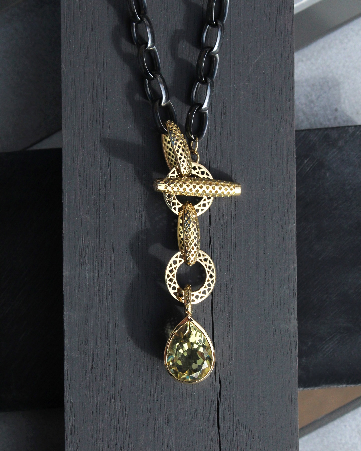 Green Citrine! A gorgeous shade to welcome in false-Spring 😏🌱✨
#ooak #shopsmall #futureheirloom #jotd #raygriffithsfinejewelry