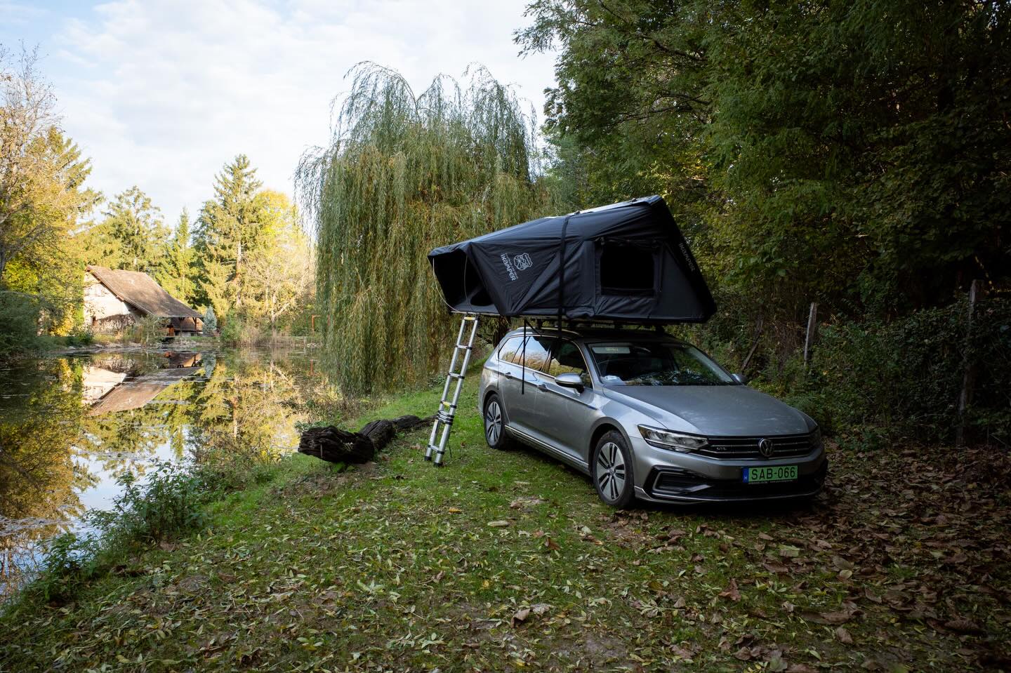 Így néz ki nálunk a szabadság! 🚗⛺
Úgy gondolom mindhárman nagyon jó élményekkel gazdagodtunk a sátorral történt saját túráink során. Igyekeztünk megismerni minden előnyét és kideríteni az esetleges hátrányokat is. A 3-4 főre tervezett Skycamp 3.0 óriási. A kis kétszemélyes Quechua Pop up sátram után, a több mint 4 m² puha “matractenger” pillanatok alatt elringat.
Autótól függően a tetősátor nagyjából 1,6-2 m magasságban van. Ez rendkívül sokat számít a sátor belső klímája szempontjából. Szinte mindig tapasztaltunk egy kis légmozgást. A két oldalsó ablakkal ezt jól lehet szabályozni, legyen szó nappali szellőztetésről, vagy éjszakai friss, hűsítő levegőről. 🌬️
Különös kedvencünk volt a Skyview tetőablak a sátor tetején, ami a külső vízálló ponyva és a belső polipamut sátorvászon találkozásánál kapott helyet. Egyszer sikerült úgy megállni az autóval, hogy éjjel kinézve a tetőablak egyik felén a fák lombjait, a másik felén pár pislákoló csillagot láttam. Mindenképp megéri a kísérletezést. 😉
Útinaplóinkba várjuk a Ti élményeiteket is! 📖
#ikamperskycamp #ikampernation #kingsize #kaland
#tetosatorberles