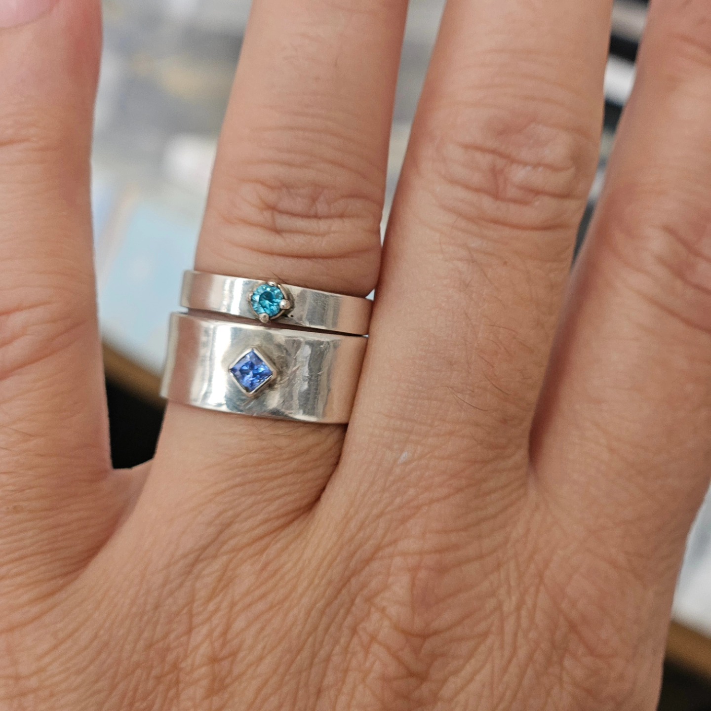 En zo even op de valreep voor dat ik weer start nog 2 ringen met steentjes gemaakt. 2 verschillende manieren. Wat een gepriegel! Maar wel gelukt uiteindelijk 😅🤩
#zirconia #topaas #zilver #ringen