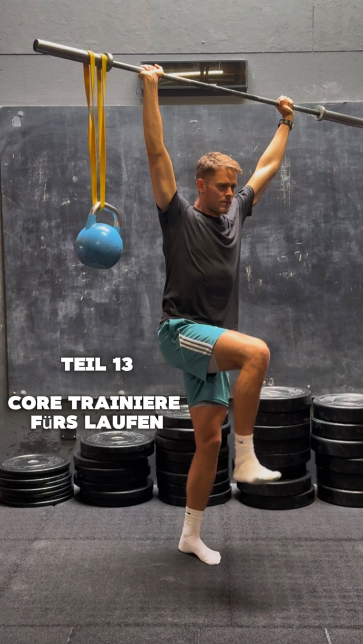 So trainierst du deinen Core als Läufer ‼️
Der Begriff Core Training ist überall zu sehen. Was genau sollst du aber wirklich machen, wenn du stabiler werden willst als Läufer.
📌 Studien zeigen, dass du mit spezifischen Core Training deine Leistung bereits nach 8 Wochen steigern signifikant kannst.
Also, was ist zu tun⬇️
1️⃣ Trainiere schwer genug
Mache nicht 10 Minuten YouTube Videos für den Core. Das Problem ist, hier wird es anstrengend durch die Dauer. Um wirklich stärker zu werden solltest du die Übung schwerer und nicht länger machen.
2️⃣ Trainiere Variabel
Viele Leute denken bei Core Training an Sit ups. Deine Körper Mitte ist mehr als nur der „Six Pack“. Um den Core also wirklich effizient zu trainieren, braucht es eine Variation an Bewegungen. Dafür machst du zb isometrisches halten (Planks), anti Rotation (Paloff Press) oder Beugung ( GHD Sit Up).
Folge mir um besser zu trainieren als Läufer oder Läuferin ✅