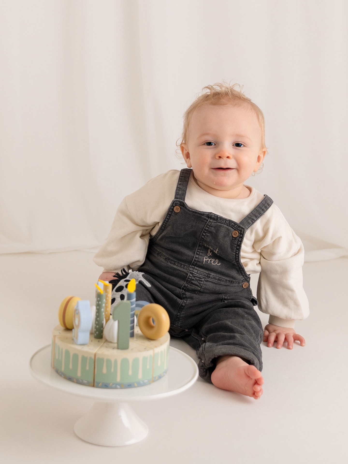 Little H, what an adorable little superstar you were for your first birthday shoot! So glad you enjoyed your first taste of cake too 🤍🤍