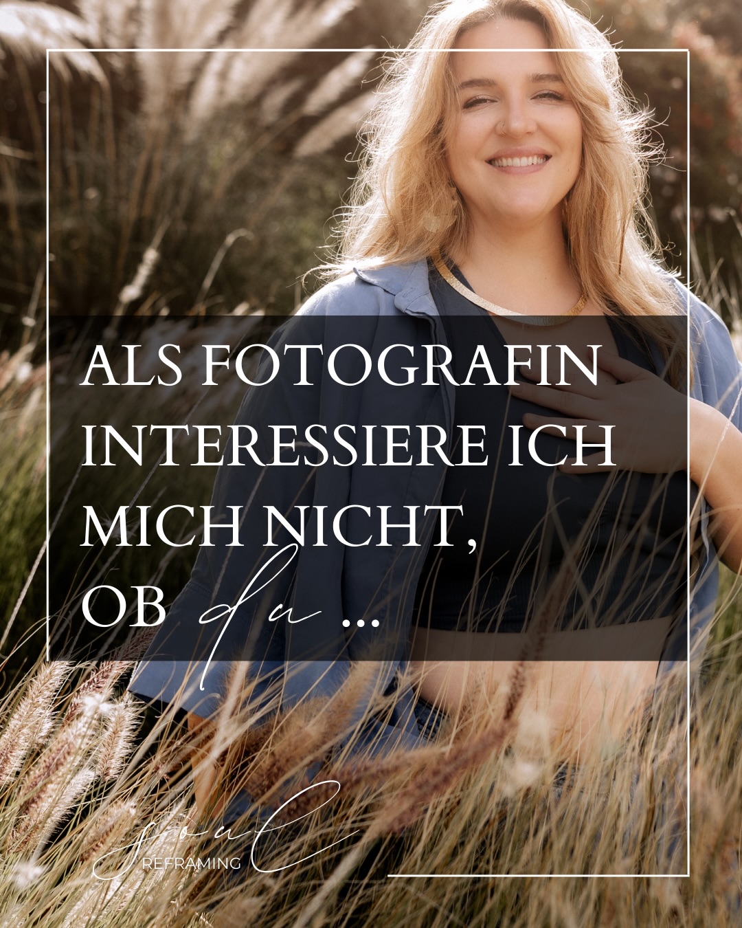 Du musst nichts leisten, nicht performen, nicht perfekt sein, um mit mir zu arbeiten.
Deine Angst vor der Kamera ist kein Hindernis. Ich nehme sie ernst.
Ich gebe dir Raum, Zeit und Sicherheit. Ich leite dich sanft, ohne dich zu verbiegen. Ich nehme den Druck raus, bis du vergisst, dass eine Kamera da ist.
Bis du anfängst zu atmen. Dich zu zeigen.
So, wie du wirklich bist.