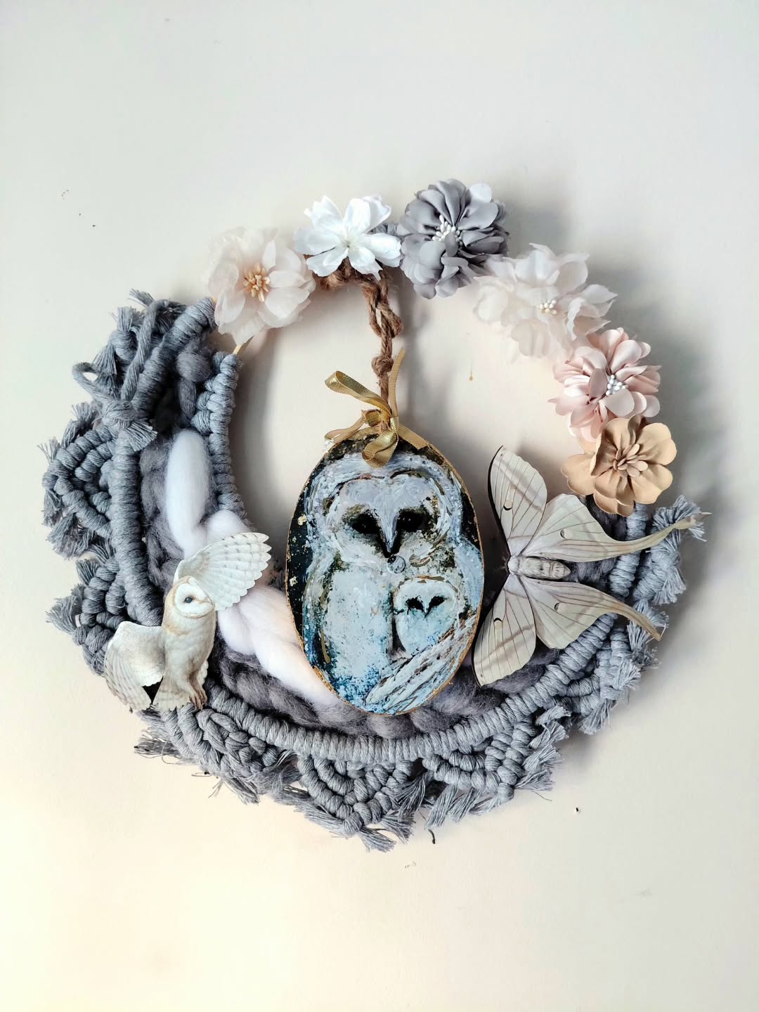 Up on my wall Right as Rain Eclectic meets @chickpea_creative! I love art trading with Sarah, and how our stuff "goes" together. If you haven't checked out her "cuddle moons", retro macrame planters, wall hangings, comfort ornaments, you maybe should.
#mixedmedia #macrame #crochet #goldleaf #wood #assemblage #chickpeacreative