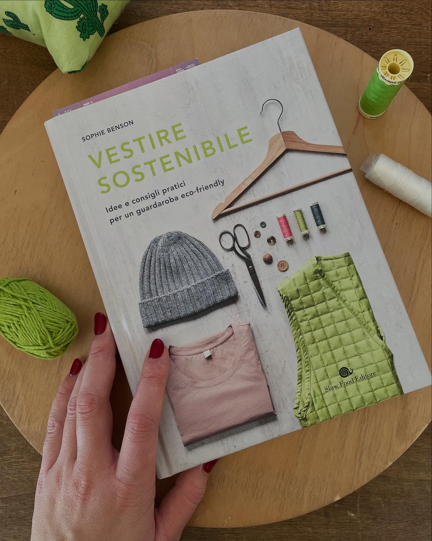 Si può leggere un libro in un giorno? Non mi accadeva da molto tempo, ma con Vestire sostenibile di Sophie Benson è andata proprio così !
L’ho iniziato ieri dopo che la mia amica @biligorniaaa me lo ha regalato per Natale e non posso far altro che dire che entra di diritto nella mia top tre di volumi sul tema!
C’è qualcuna come me che è disposta a scambiare pareri letterari ? 🌱
#greenwashing #sostenibilità #itthemostwonderfulteoftheyear