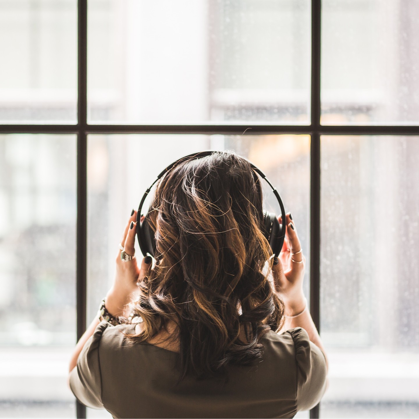"¿Necesitas un momento de tranquilidad en medio del caos diario?
Contamos con diferentes gamas de audífonos de alta calidad, con los puedes aislar el ruido del mundo y disfrutar de tu música favorita con una calidad de sonido incomparable.
Ya sea en casa o en movimiento, crea tu propio oasis sonoro y disfruta de la experiencia de audio más inmersiva.
Visítanos y descubre nuestra amplia selección de productos de audio de alta fidelidad!!