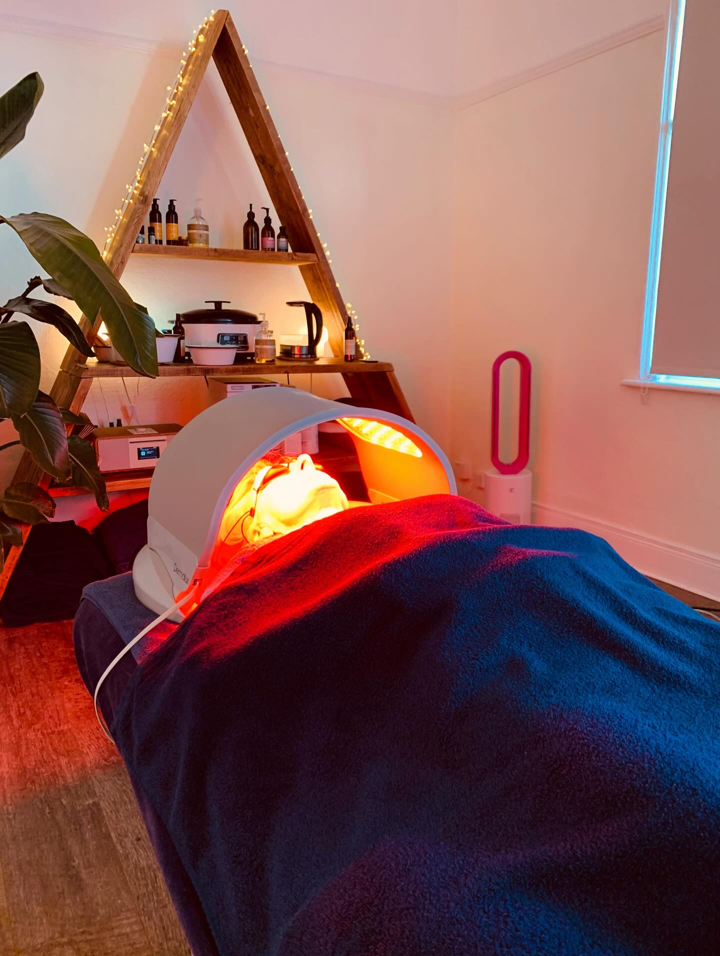 Did you know that as well as providing cellular rejuvenation, light therapy is clinically proven to help with seasonal affective disorder ☀️ So if the grey sky and endless rain is getting you down, then a light therapy facial might be just the treat you need to get you through to spring 🌿☀️🌿
Full bespoke holistic facial + 30 minutes of light therapy.
75 minutes £75 with Kaya
Email to book:
kaya@essential-therapies.co.uk
#lighttherapy #infrared #sads #seasonalaffectivedisorder #facial