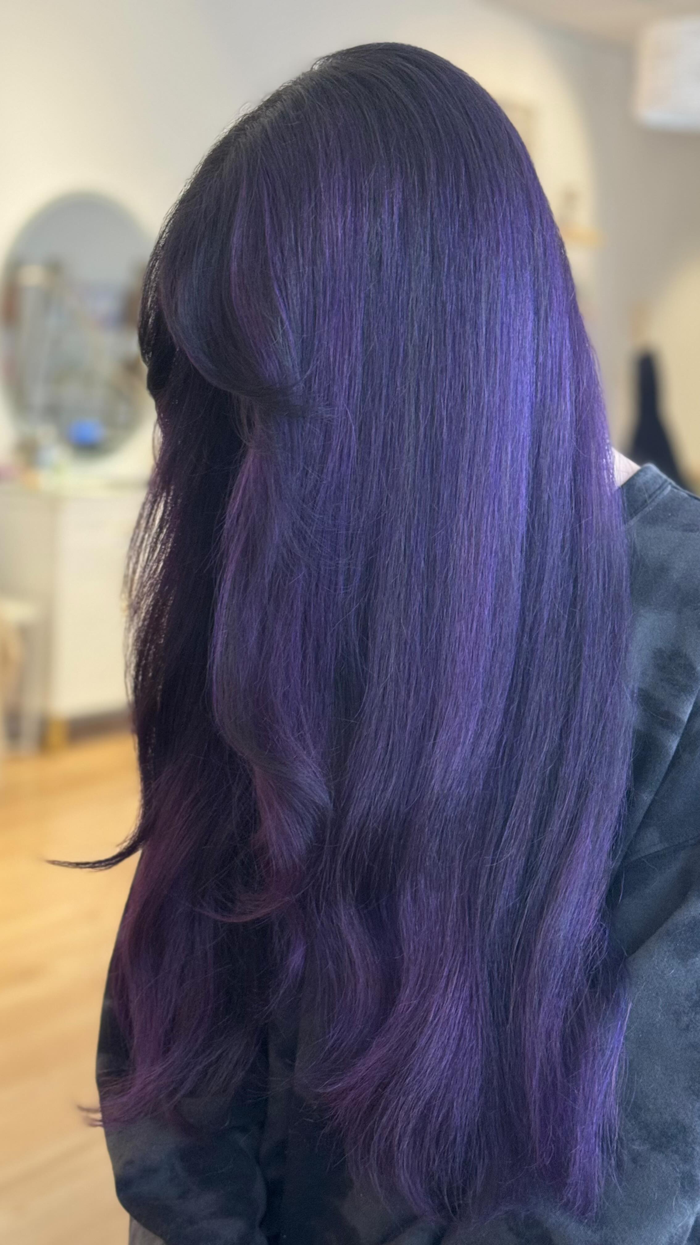 Nothing like a 7 hour transformation, and then it’s dark for the after pic🙃💜
My client has so much beautiful hair to work with, and she wanted to be mostly purple after leaving today, after 2 years of not getting her hair done we had some work to do. 🪄
First I went in and clarified, then we did a heavy teasylight / tip out, and then washed that, blew dry, and on went the @dangerjonesbold …. I am not gonna lie as you know I don’t do vivids a lot, but this was fun 🤩
@dangerjonesbold Masquerade + Linertine
#bostonma #hairinspo #behindthechair #bostonhairstylist #hairgoals
