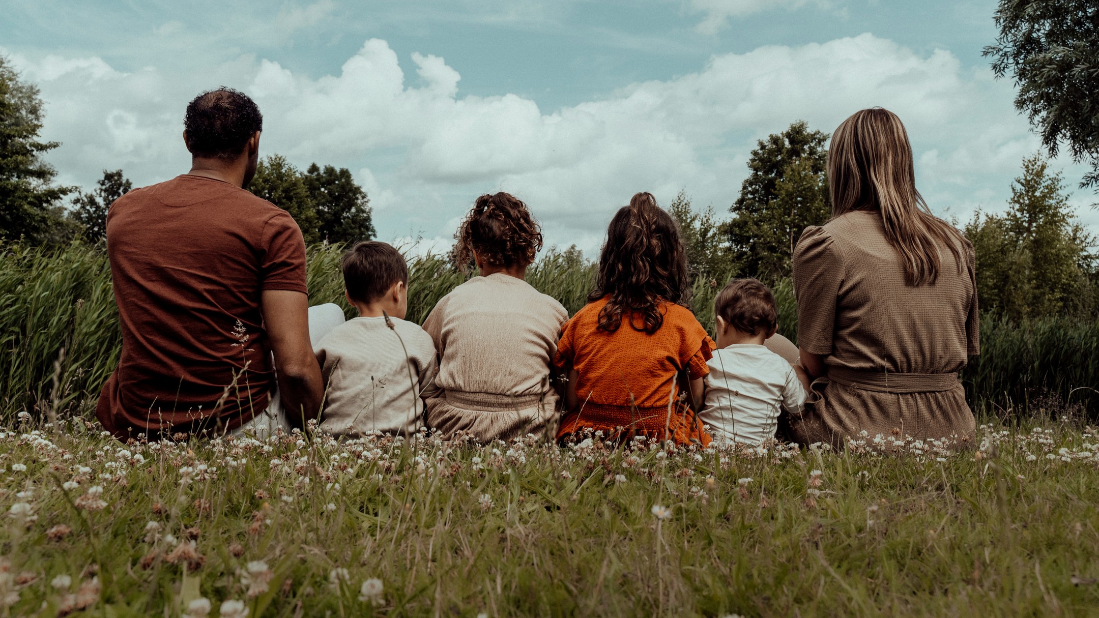 Dit is mij het meest dierbaar en de reden waarom ik elke dag de lat hoger leg.
Ik ben vader van 4 kinderen en 19 jaar samen met mijn vrouw Kim.
(morgen jubileum)
Deze 5 personen zijn de reden waarom ik elke morgen opsta om 5.30u. 😴
De reden waarom ik mijn sportmoment om 6u in de ochtend pak. 🏋️
De reden waarom ik werk aan wie ik kan zijn en wie ik moet zijn. 🧘♂️
Zij zijn de reden waarom ik vorig jaar de keuze heb gemaakt om één van mijn gyms te verkopen. 🤝
De reden die zorgt dat ik uit mijn comfortabele cirkel stap en dagelijks mijn nieuwe uitdagingen op schaal. 📈
Deze drie pijlers waren voor mij van belang bij het maken van mijn keuze:
🥇 Er zijn voor mijn gezin
🥈 Impact maken op ondernemers
🥉 Voluit leven zonder beperkingen in tijd en geld
➡️ Ik kan nu mijn tijd zelf indelen. Daardoor ben ik iedere ochtend betrokken bij het opstarten van de dag. We dineren altijd samen. En in de avond doen we de kids samen naar bed.
➡️ Niet alleen de uitdaging om ondernemers dat gene te laten zien dat ze moeten zien is waardevol. Ook zelf groei ik hier van.
Ik leer elke dag. Ik push mezelf telkens weer buiten mijn comfort. En zie dat terug in mijn resultaten.
➡️ Terughoudendheid is iets wat iedereen heeft.
Juist daar wil je vol tegen in gaan om los te breken van beperkingen.
Ik geloof dat voluit leven daar wordt gecreëerd.
————————————————————————
Welke cirkel moet jij uitstappen?
Vandaag nog?!