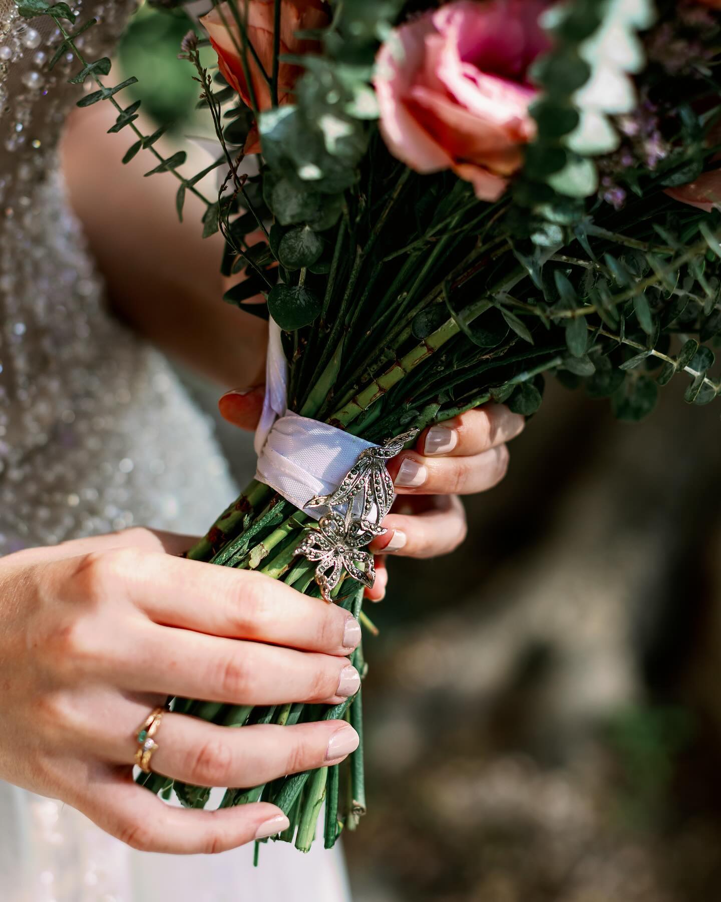On trouve toujours où placer un objet auquel ont tient, clin d’œil à une personne qui nous est chère, comme cette broche ancienne ici sur le ruban du bouquet.
#photographemariage #photographemariageprovence #photographemariagegrasse #photographemariagemougins #provencewedding #provenceweddingphotographer #francewedding #franceweddingphotographer #southoffrancewedding #southoffranceweddingphotographer #mouginswedding #southoffrance #frenchrivieraweddingphotographer #frenchrivierawedding #frenchrivieravenue #weddingphotographer #weddingphotography #weddingvenuefrance #instawedding #weddingideas #weddinginspo #weddinginspiration #weddingdetails #weddingdetailshot
