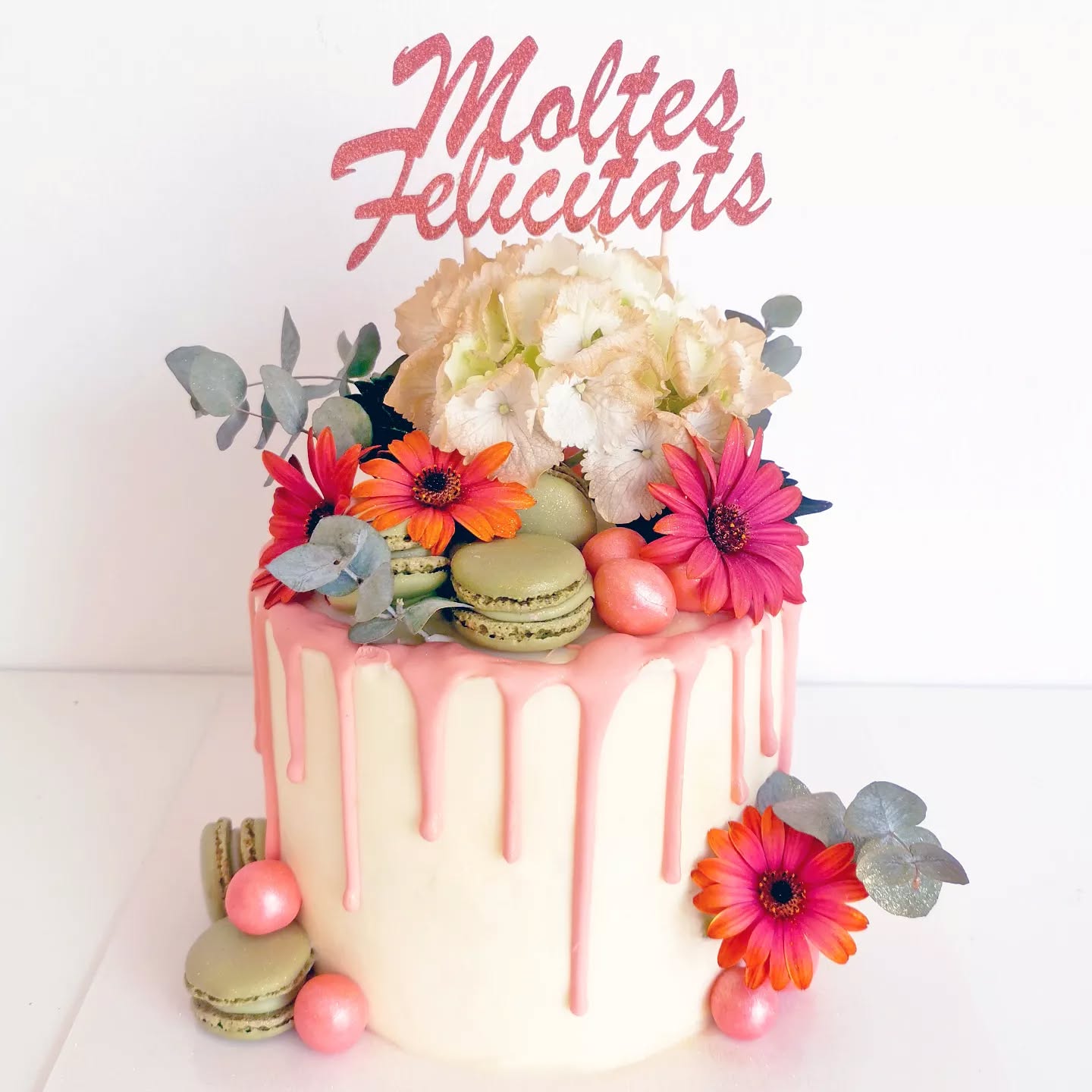 Drip cake. Pastel de zanahoria relleno de crema de queso decorado con flores naturales, macarons y cereales. Topper personalizado. Sólo por encargo. Recogida en @indicakesbcn Sant Pere de Ribes o bien en @22onzesarria Barcelona.
#dripcake #pasteldecumpleaños #birthdaycake #celebracion #sitges #santperederibes #pastelesporencargo #pastisdossantperederibes #pasteleriacreativa #pastelesbarcelona #carrotcake #pasteldezanahoria #cremadequeso #pastisdepastanaga #flowercake #flores #flors #macarons #toppercake