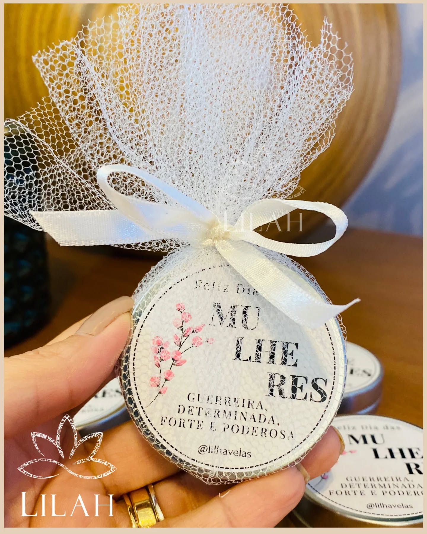 Ela é tudo isso. E merece ser lembrada
No Dia da Mulher, presenteie com mais do que um mimo, entregue significado, força e delicadeza em forma de vela
A vela Mulheres foi criada para homenagear quem é guerreira, determinada, forte e poderosa, exatamente como ela é
Um presente delicado, elegante e cheio de intenção para emocionar, encantar e marcar esse dia especial
Perfeito para presentear clientes, colaboradoras, amigas ou a si mesma
🎁 Edição especial Dia da Mulher
📦 Pronta para presentear
🕯️ Aroma que acolhe, mensagem que inspira
👉 Garanta a sua antes que acabe. Link na bio ou chame no direct.
#lilahvelas #diadamulher #presentecriativo #velasaromaticas #barueri