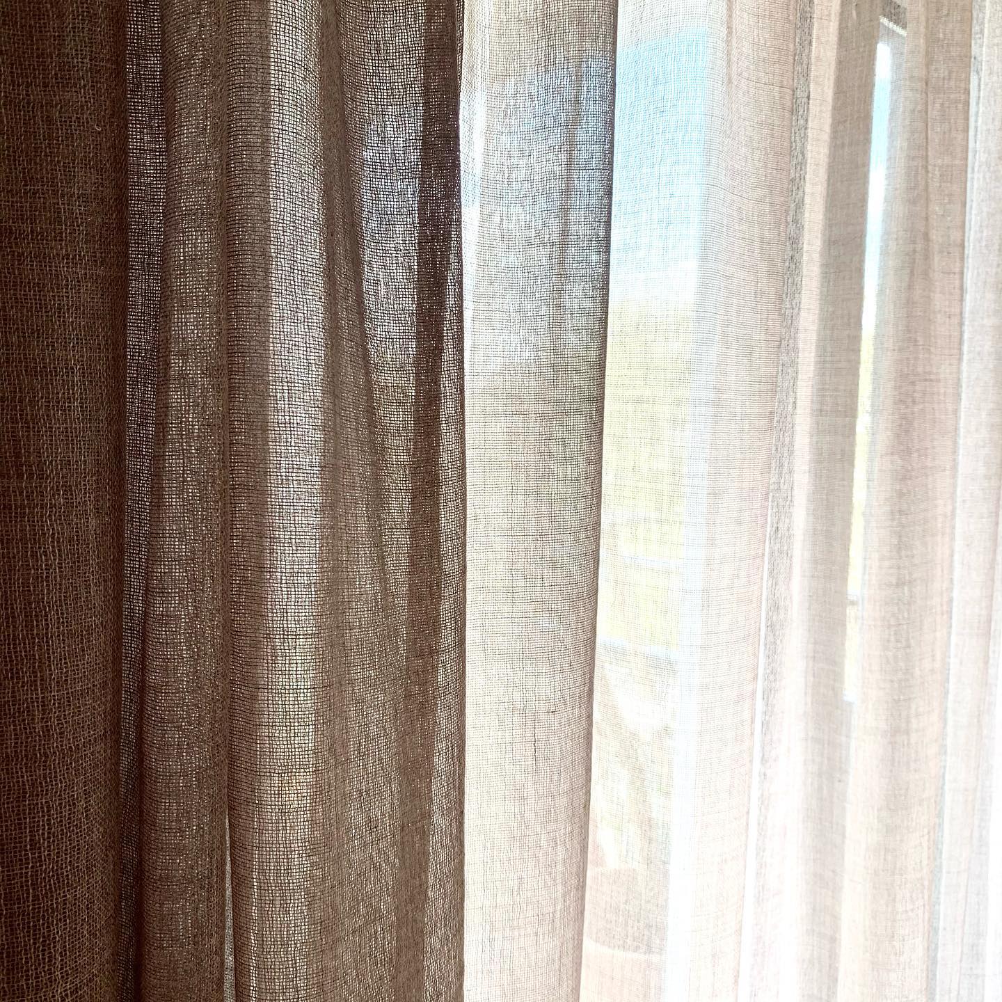 Ich finde es immer wieder wunderschön wie das Licht durch Stoff bricht. Hier ein Tüll aus Wolle. Er bringt Wärme und Geborgenheit in den Raum.
#rostoffe #innendekorationen #dekoration #wohnen #polsterei #vorhänge #wandverspannung #interiordesign #natürlichwohnen #winterthur #swissdesignblog #Innenarchitektur #Handmade #swissmade #handwerk #innenarchitektur #zuerich #zürich