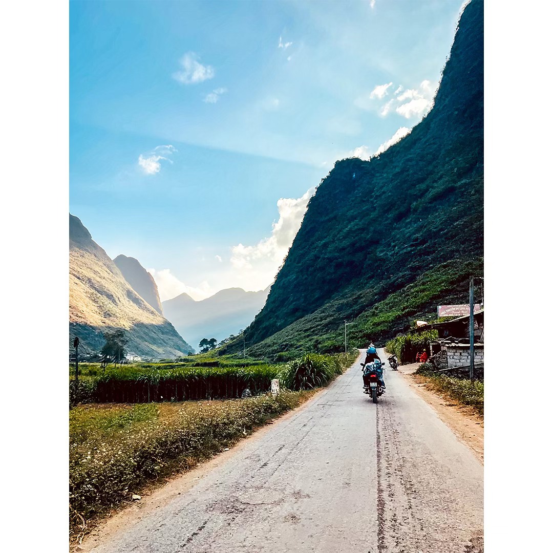 The open roads of Ha Giang stole my heart.
.
.
.
.
#hagiang #hagiangloop #hagiangtrip #hagiangvietnam #motorbikeloop #motorbikeloopvietnam #vietnam2023 #explorevietnam #travelvietnam #photographyvietnam #vietnamphotography #canonvietnam #travelphotoblog #travelbloggervibes #travelbloger #humbletraveller