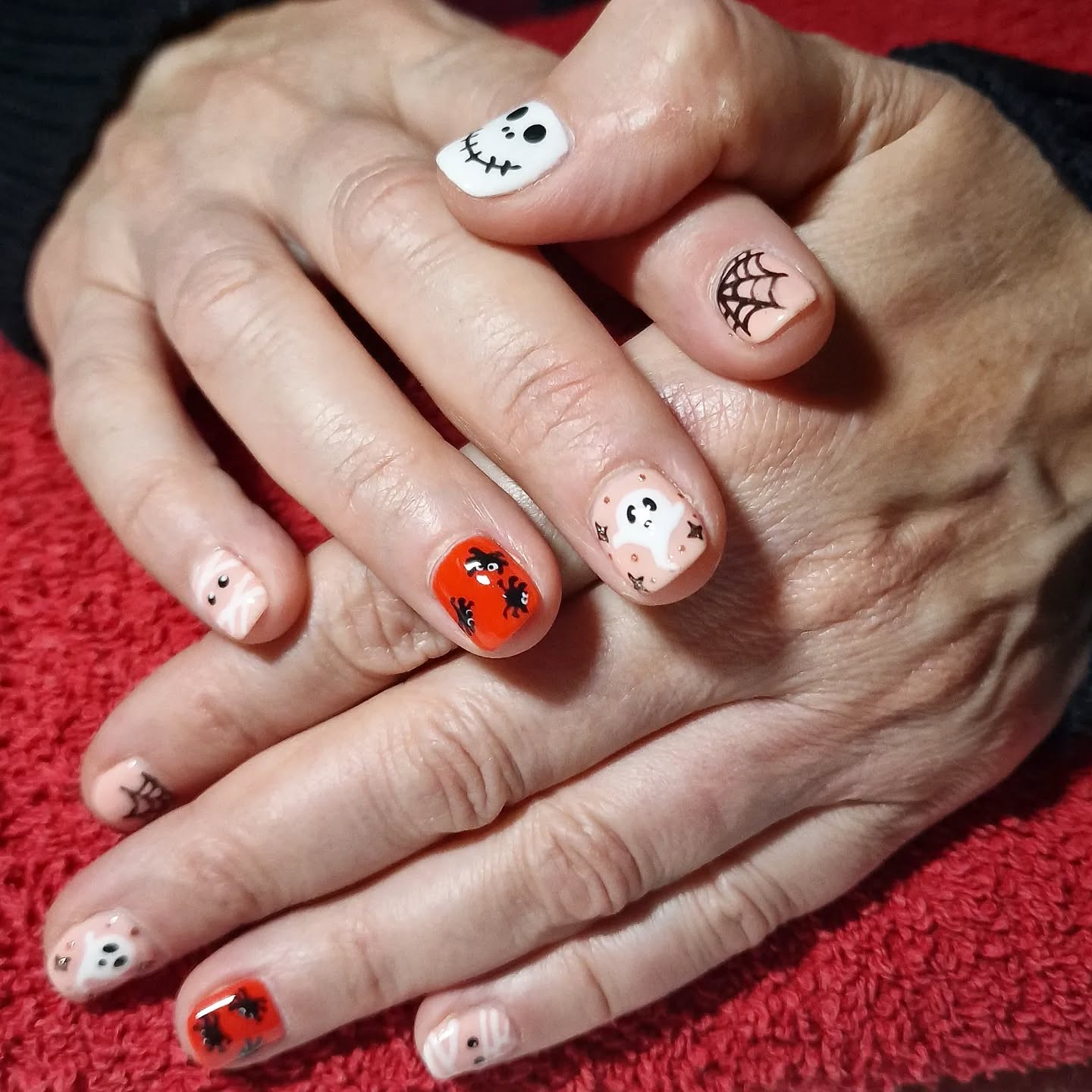 Nos vamos preparando para la noche de Halloween con esta spooky manicura 🎃👻
¡¡Pide tu cita!!
•
•
•
#manicura #nailart #alella #estética #esteticista #halloween #halloweennails #uñashalloween #salonbelleza