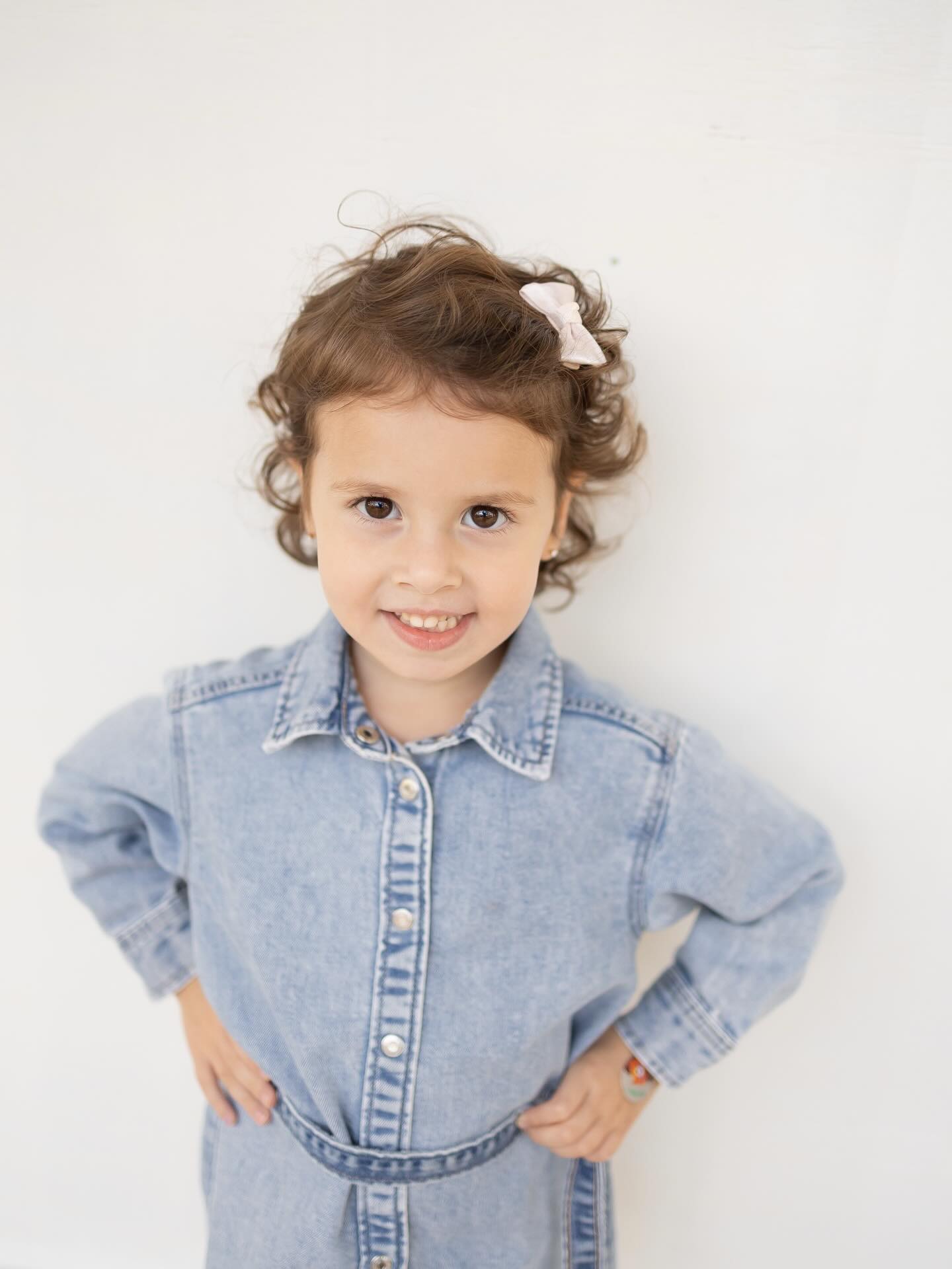 all this took was a white wall outside to create the most perfect personality portrait!