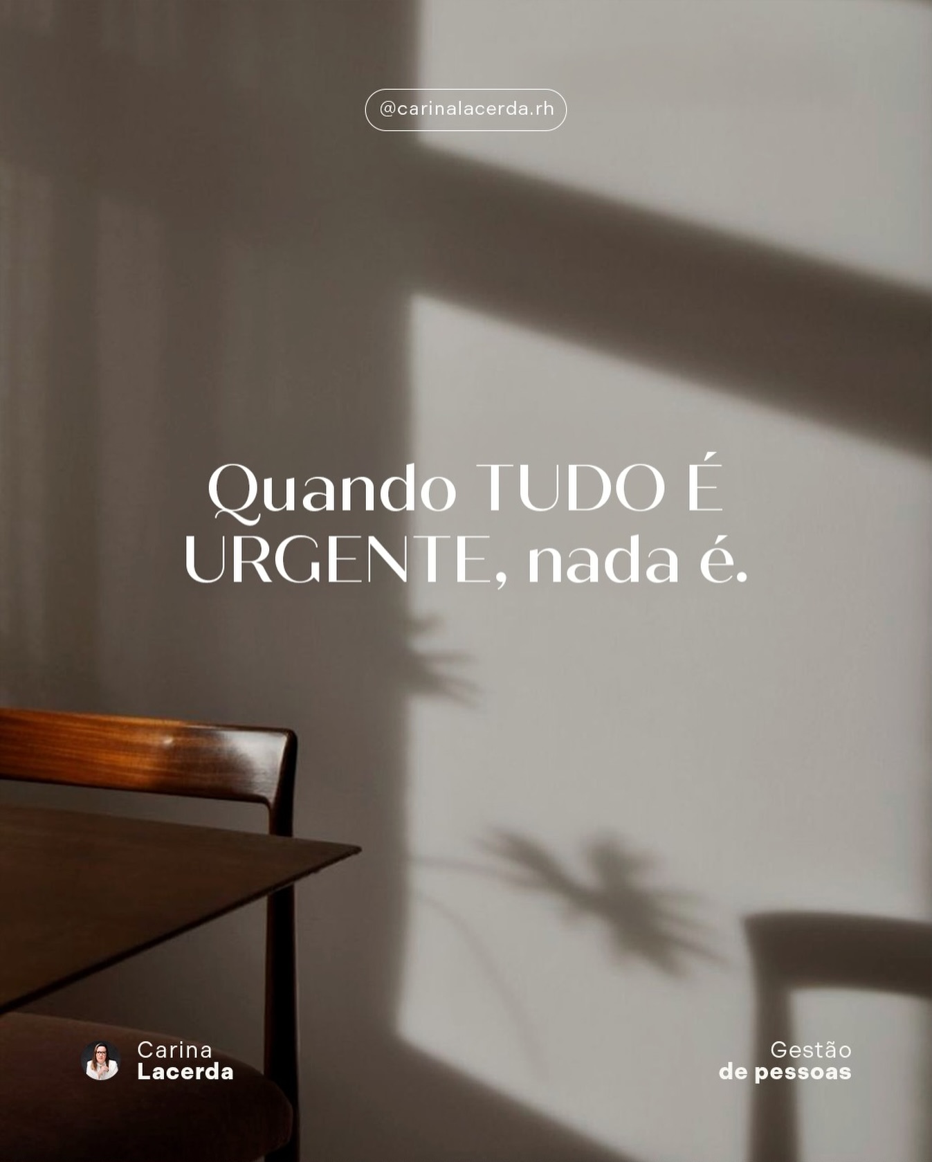 A urgência constante cria a ilusão de produtividade, mas na prática, só mantém a empresa em modo de sobrevivência. Tudo vira prioridade, as equipes ficam sobrecarregadas, decisões são tomadas no impulso e o que realmente importa vai sendo adiado.
Negócios saudáveis sabem pausar, organizar e escolher. Urgência sem critério é sinal de falta de processos, clareza de papéis e planejamento.
Se o seu dia a dia é sempre apagar incêndios, vale a reflexão:
o problema é excesso de demanda ou ausência de direção?
Gestão não elimina desafios, mas transforma urgência em prioridade, e esforço em resultado.