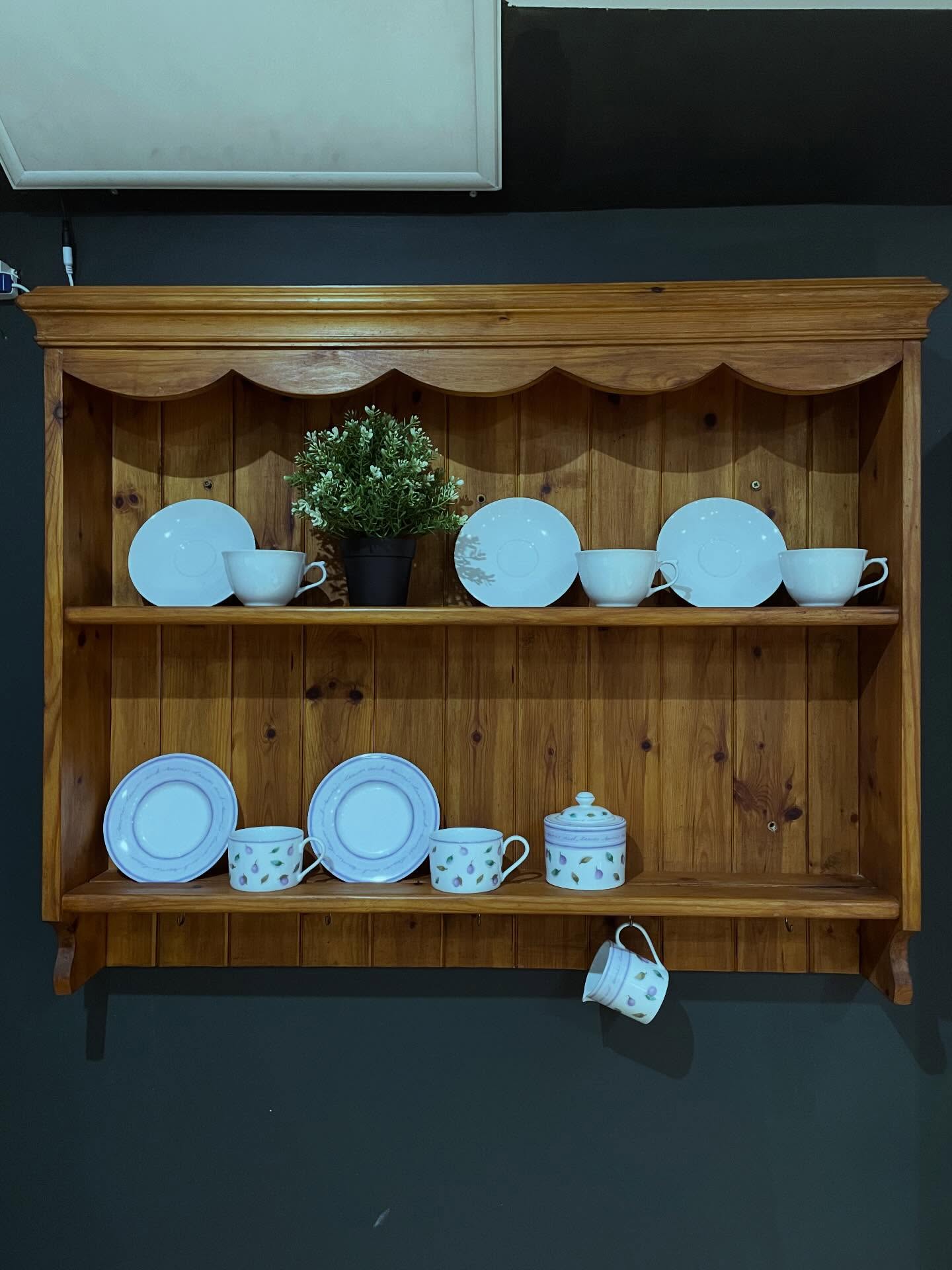 -SOLD-
Hello February! Boy are we glad to see you š January blues are a thing of the past and what newness do we have for you?
Display your best china on this lovely pine wall rack.
Two shelves with slotted grooves to hold your plates in place and a row of metal hooks for cups below. Made from solid pine with beautiful scalloped edge detail it would be a great addition to a kitchen wall.
It measures W100cm D14cm H78cm £55
Have a great Sunday!
#pineshelf #wallrack #platerack #pinewallshelf