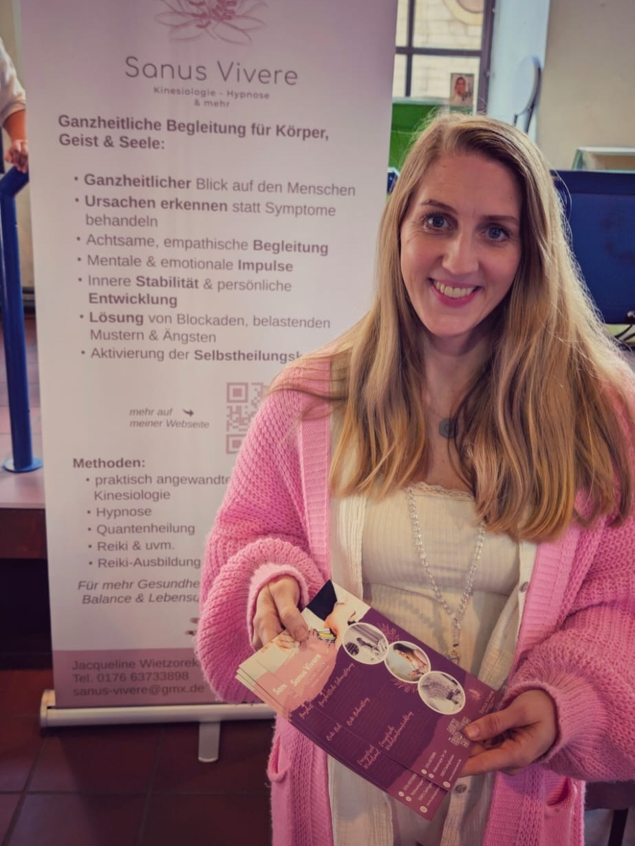 Die Medivitalis Messe in Bielefeld…
Meine erste Messe für mein eigenes Unternehmen. SANUS VIVERE 💓
Die wundervolle Unterstützung meiner Weggefährtin, Schülerin und Klientin Marlen. So schön, dass es Dich und Deine kraftvolle Energie gibt und dass Du mich begleitet hast. Danke ! 🩷🩷🩷
An alle Besucher und auch alle kollegialen Verbindungen, danke, für den schönen Tag..
manche Begegnungen waren einfach so tief und es lässt hoffen, dass die neue Welt präsent ist, wir sind noch nicht soo viele, aber es werden immer mehr 😍🩷
Und an alle Herzensmenschen, die uns heute besucht haben, ihr habt mein Herz noch mehr mit Freude gefüllt 🥹
Ich danke Euch 🩷🩷🩷
Wir haben ein starkes Feld erzeugt…
Und schaut bis zum letzten Bild, wir hatten auch viel Spaß 😜
Jetzt heisst es erstmal auftanken, der Projektor ist leer gelaufen 🤣😇
#messe #bielefeld #medivitalisconventionday #energiearbeit #verbindung