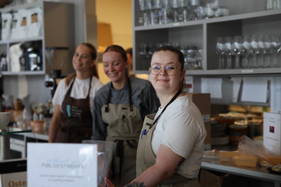 Vi holder åpent i dag til kl. 18:00.
Ta en rolig pause hos oss med god mat og varme smil ☕💛
