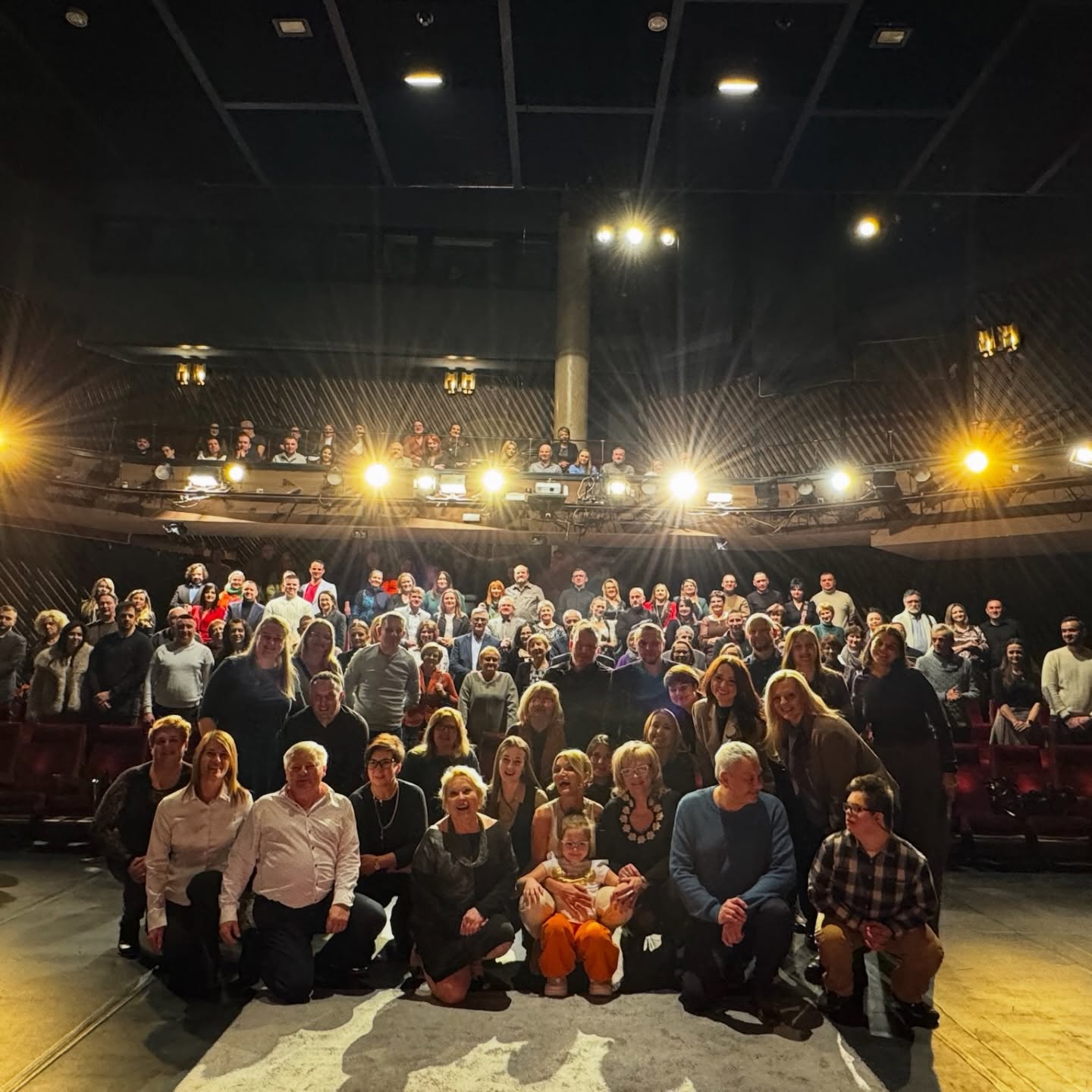 PRAWDA! Jedno niewinne kłamstwo.
Potem drugie. Trzecie. Czwarte.
A granica między prawdą a kłamstwem? Cień. Cieniusieńki.
Dzisiejszy spektakl był prawdziwą lawiną sekretów, niedopowiedzeń i mistrzowskich uników. Każdy z bohaterów coś ukrywał, każdy brnął dalej, bo przecież „jeszcze jedno kłamstewko nic nie zmieni”… a zmieniało wszystko.
Na scenie: Justyna Sieniawska, Teresa Bielińska, Mirosław Bieliński, Przemysław Predygier — precyzja, tempo, humor i chemia, którą było czuć w powietrzu od pierwszej do ostatniej sceny.
A publiczność?
Cudowna. Uważna. Reagująca. Śmiech niósł się po sali, energia krążyła między sceną a widownią jak ping-pong na mistrzostwach świata 🎭
To był jeden z tych wieczorów, po których schodzi się ze sceny z myślą:
„Tak. Dla takich chwil robimy teatr”.
Było ekstra.
Bardzo.
I… cała prawda. 😉