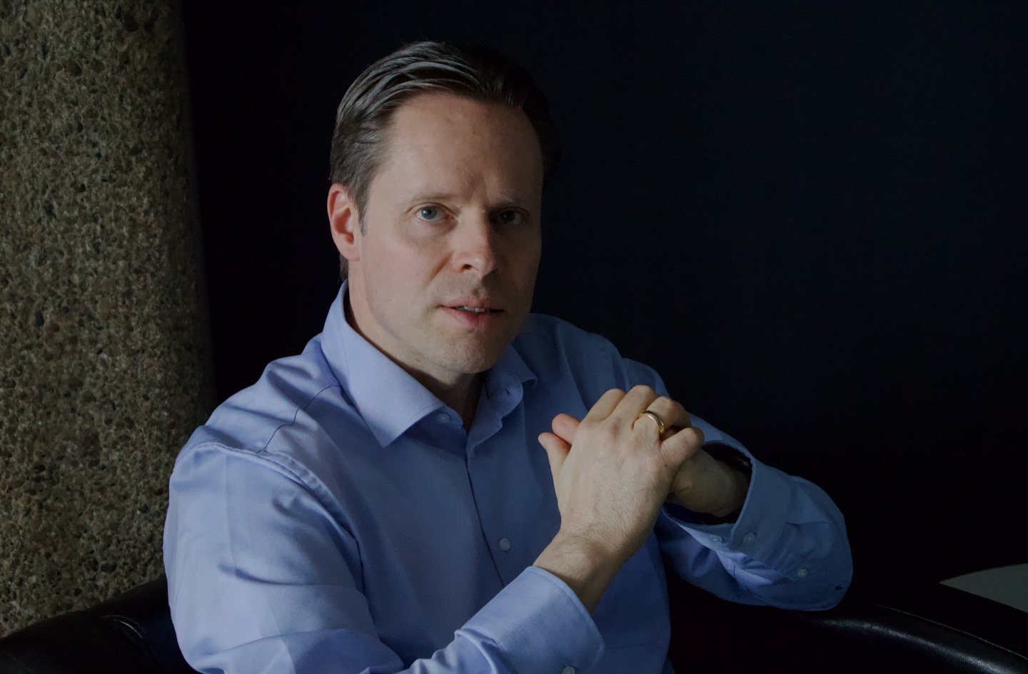 𝐃𝐢𝐞 𝐒𝐚𝐜𝐡𝐞 𝐦𝐢𝐭 𝐝𝐞𝐦 𝐒𝐭𝐫𝐚𝐧𝐠…
𝐎𝐝𝐞𝐫. 𝐖𝐚𝐫𝐮𝐦 𝐢𝐦𝐦𝐞𝐫 𝐝𝐢𝐞 𝐅ü𝐡𝐫𝐮𝐧𝐠𝐬𝐤𝐫𝐚𝐟𝐭 s𝐜𝐡𝐮𝐥𝐝 𝐢𝐬𝐭…
Wenn es ruppig wird, passiert in Gruppen oftmals ein allzu menschliches Phänomen: Kollektivinteressen treten in den Hintergrund, Indiviualinteressen hingegen in den Vordergrund.
Was passiert? Menschengruppen mit heterogenen Mikro-Interessenslagen verlieren an Performance und lähmen sich selbst. Denn jeder beharrt auf seinem Standpunkt und kämpft um seine Eigeninteressen. Keine guten Voraussetzungen für nachhaltigen Erfolg…
Ich habe in Projekten oftmals erlebt, dass sich Organisationen, die eigentlich ein unglaublich hohes Erfolgspotenzial haben, durch Individualinteressen und „fragmentierte Schrebergärten“ selbst blockieren und energetisch austrocknen.
Wesentliche Gründe dafür? Vor allem mangelhafte/fehlende Führung:
📌 Keine gemeinsame Vision, Mission und Kultur: Fehlen Reason-Why und Werte in der Organisation, werden sie durch Individualinterpretationen der Mitarbeiter:innen ersetzt. Schnödes individuelles Klein-Klein ist die Folge.
📌 Fehlendes Vorleben: Wenn schon die Führungsriege nicht an einem Strang zieht und vom Team als gegensätzlich erlebt wird, warum sollte es dann das Team tun?
📌 Laisser-faire-Management: Wenn Führungskräfte die Organisation vor sich „hinwerkeln“ lassen, dann kommen dabei „Bereichskaiser“, „einzelne Schrebergärtchen“ und Opportunismus in der Organisation heraus – also genau das Gegenteil von „an einem Strang ziehen“.
📌 Mangelnde Zieldefinition und fehlendes Controlling: Wenn Inszenierung, Befindlichkeit und Lippenbekenntnisse zu den zentralen Steuergrößen einer Organisation verkommen, kann kein effektives und effizientes Kollektiv dabei herauskommen.
📌 Leadership by „closed doors“: Führung kann nur dann erfolgreiche Kollektive formen, wenn sie in Summe offen, transparent und nachvollziehbar ist, wenn sie Gemeinsamkeiten fördert. An einem Strang ziehen hat auch sehr viel mit gemeinsamen authentischen Prozessen und Erlebnissen zu tun.
Mehr dazu? Keynotes, Coachings, Seminare: Bitte schreiben Sie mir gleich hier auf Insta eine DM. Danke!
#leadership #strategie #ceo #hr