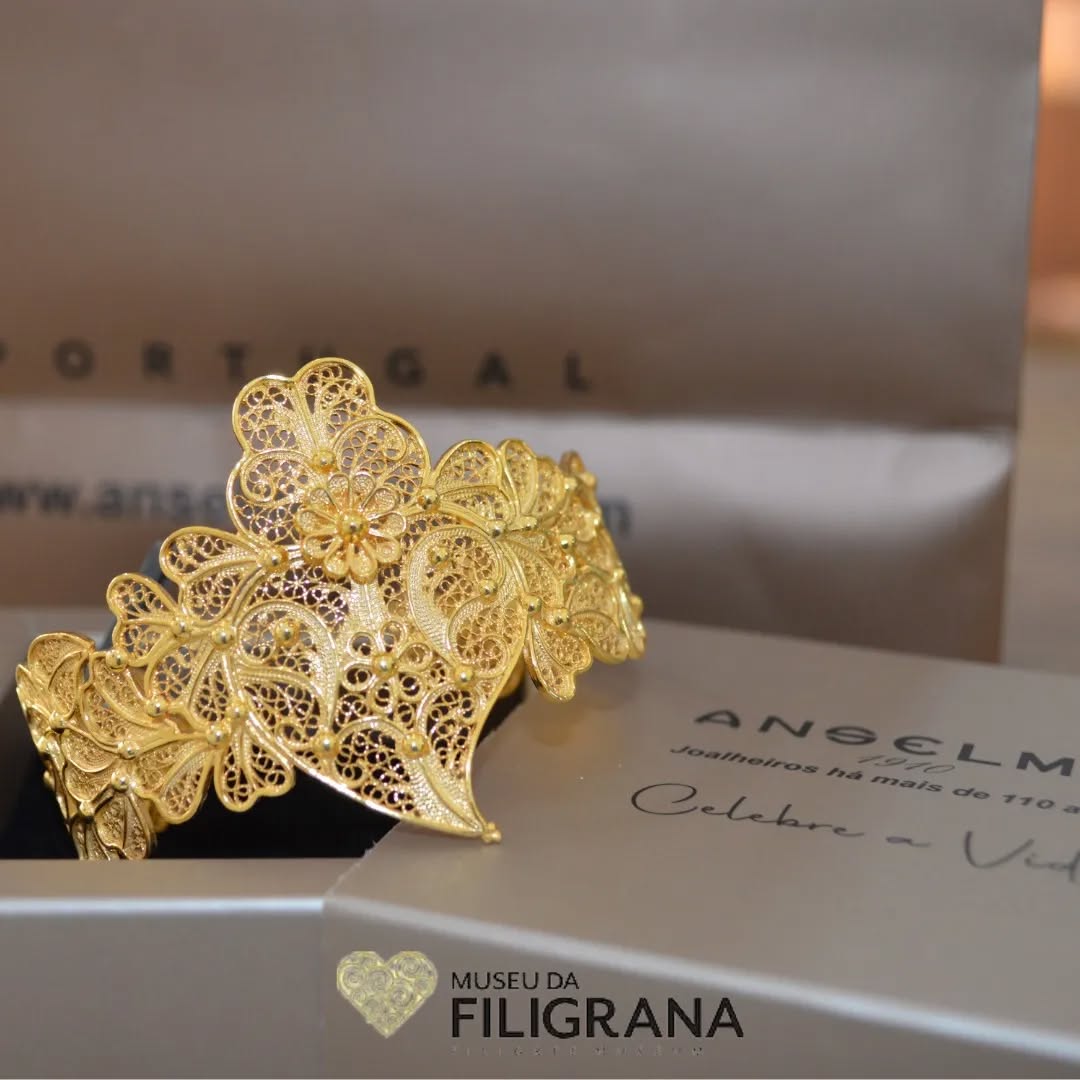 Pulseira Coração Prata Dourada
Site: https://www.anselmo1910.com/museu-da-filigrana
#goldplatedsilver #coração #jewelry #filigree
#filigrana #moda #pulseiras
