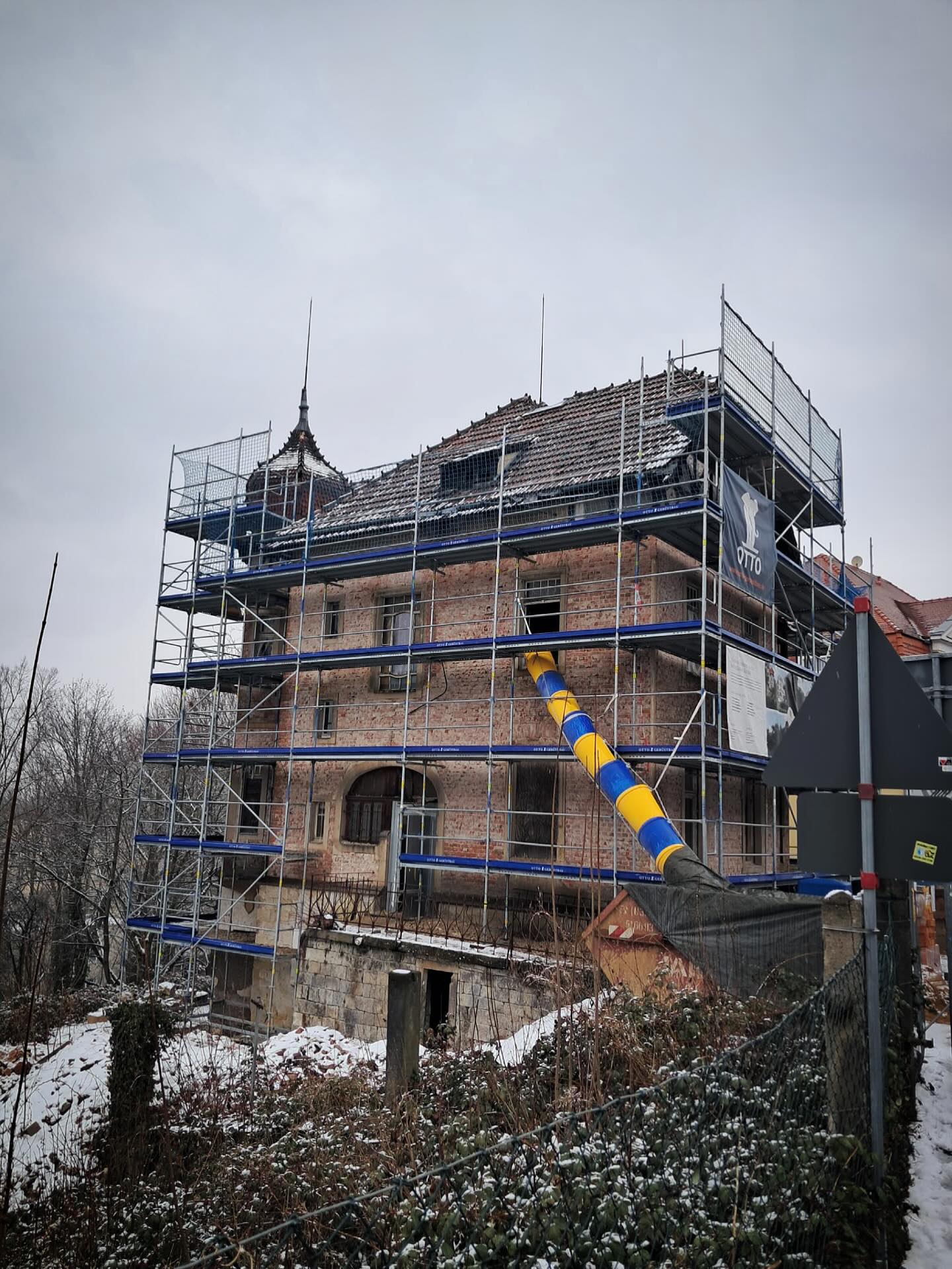 Bei der Villa Curt Meischke in Pirna, in der Nähe von Dresden geht es jetzt auch mit großen Schritten voran🚧🏗️👷♀️, die Handwerker sind sich sicher, dass wir im Sommer ein tolles Ergebnis sehen werden