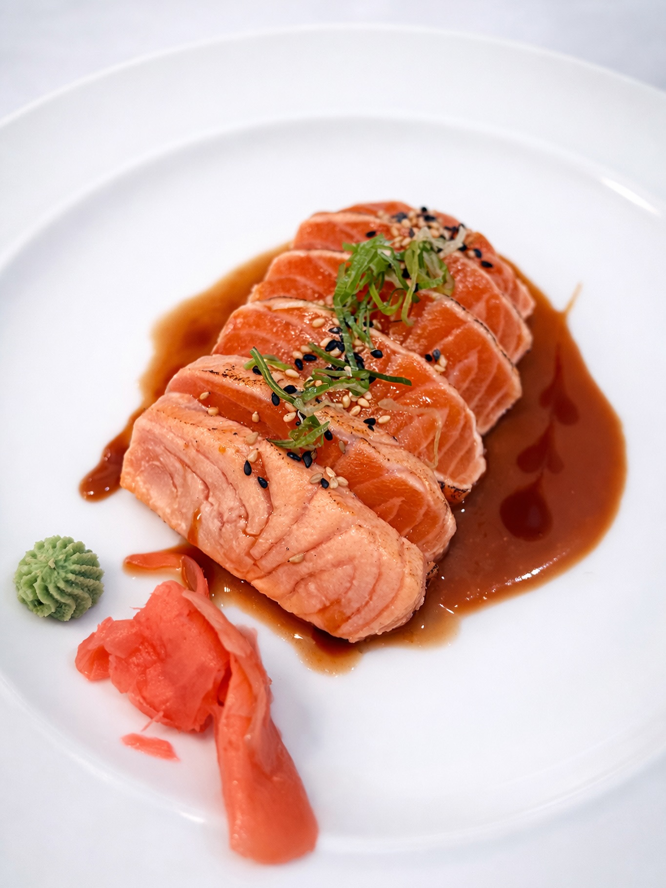 🔥 SHAKE TATAKI – Nr. 364 🔥
Kurz geflämmt, innen roh und butterzart:
Unser Label Rouge Lachs Tataki auf cremigem Avocado-Bett, veredelt mit Ponzu- & Misosauce, geröstetem Sesam und feinen Frühlingszwiebeln.
Kein Show-Sushi.
Kein Kompromiss.
Sondern reine Produktqualität und präzises Handwerk.
Wer Tataki kennt, weiß:
👉 So schmeckt es nur, wenn Fisch, Schnitt und Temperatur perfekt zusammenspielen.
📍 KUGO Sushi & Grill – Nagold
🍣 Für Kenner. Für Genießer. Für alle, die den Unterschied schmecken.
#tataki #labelrouge #sushikenner #finejapanese #kugosushi nagold ponzu misosauce sushilovers qualityfirst