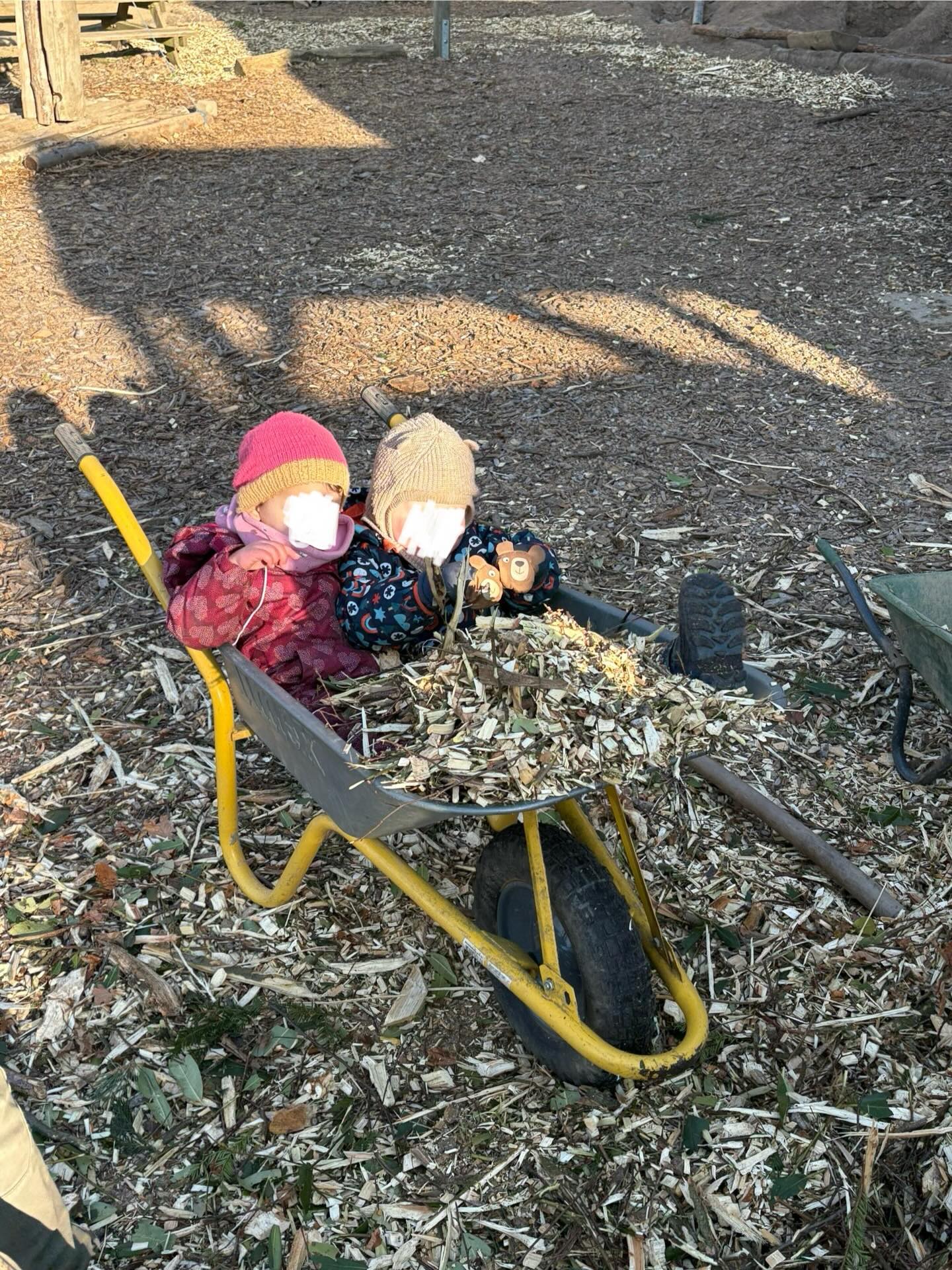 Frischer Rindenmulch für unseren Kindergarten und jeder packt mit an!