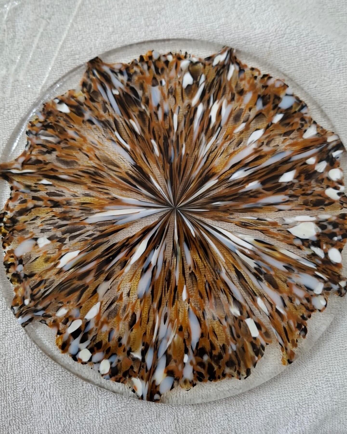 Oooh I do love a frit stretch. Like marbled paper…… but in glass.