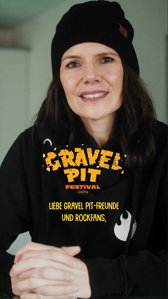 🏗️🧰 Gravel Pit im Umbau 👷🏻🚧 - 2026 wird anders, aber nicht leiser!
Im letzten Jahr durften wir bereits die vierte Ausgabe des Gravel Pit Festivals austragen. Es war erneut eine grosse Freude, so viele Besuchende bei uns in der Kiesgrube begrüssen zu dürfen. Viel Feuer und Deko, grossartige Rock-Bands und vor allem ein extrem cooles Publikum machen unser Wasteland-Festival zu einem einzigartigen Openair-Event in der Region.
Weil unser Festival über die letzten Jahren wachsen durfte, wachsen auch unsere Interessengruppen. Es ist jetzt der richtige Zeitpunkt, die Weichen so zu stellen, damit das Gravel Pit Festival eine langfristige Zukunft hat und wir möglichst allen Interessengruppen gerecht werden können.
Da gewisse Eckdaten für das neue Konzept noch nicht klar sind, können wir kritische Vereinbarungen nicht rechtzeitig eingehen, um die Austragung in diesem Jahr zu garantieren. Daher haben wir uns entschieden, das Gravel Pit Festival 2026 ausfallen zu lassen und sorgfältig auf eine Austragung im 2027 hinzuarbeiten.
Ihr könnt euch den 4. und 5. September 2026 aber trotzdem fett in euren Kalender eintragen. Wir werden nämlich einen Event in einer anderen Location organisieren. Was wir genau planen, darüber werden wir zu einem späteren Zeitpunkt informieren. Ihr dürft gespannt sein!
🎥 @mitchproductions.ch