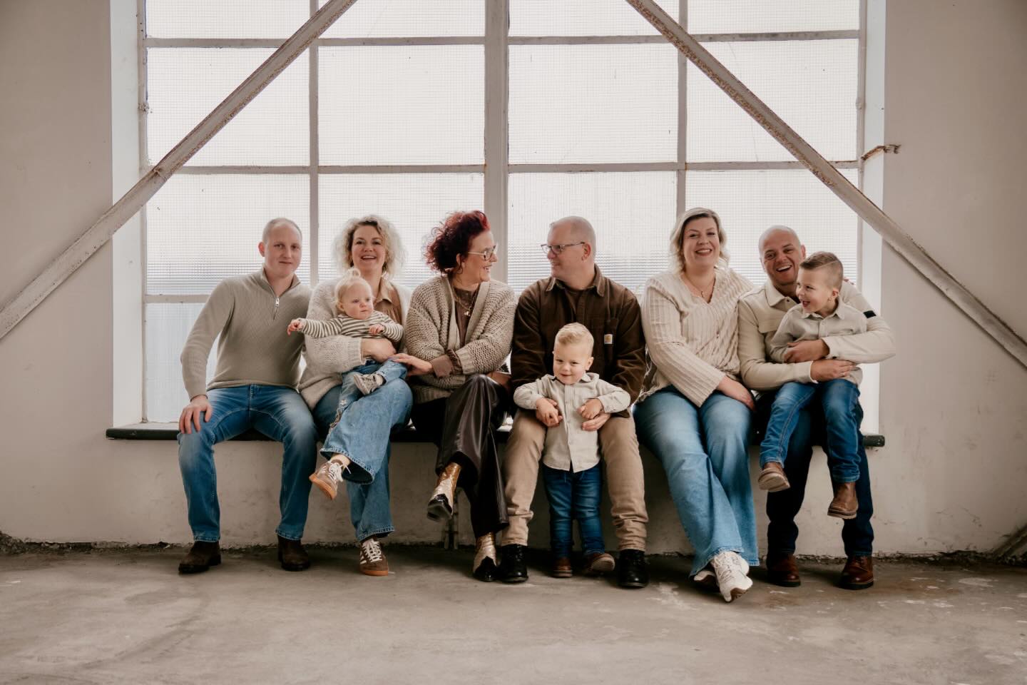 Vind je het niet lastig bij grote groepen om iedereen in de camera te laten kijken? De vraag die ik regelmatig krijg! Uhm nee! Want moet iedereen perse er in kijken? Nee toch? Dit is toch te leuk, de vrolijke blikken en interacties tussen de groep. Familiefotografie! Heel erg leuk om te mogen doen :)
#familiefotograaf #familiefotograafbrabant #allesflits #fotograafbrabant #fotograafettenleur