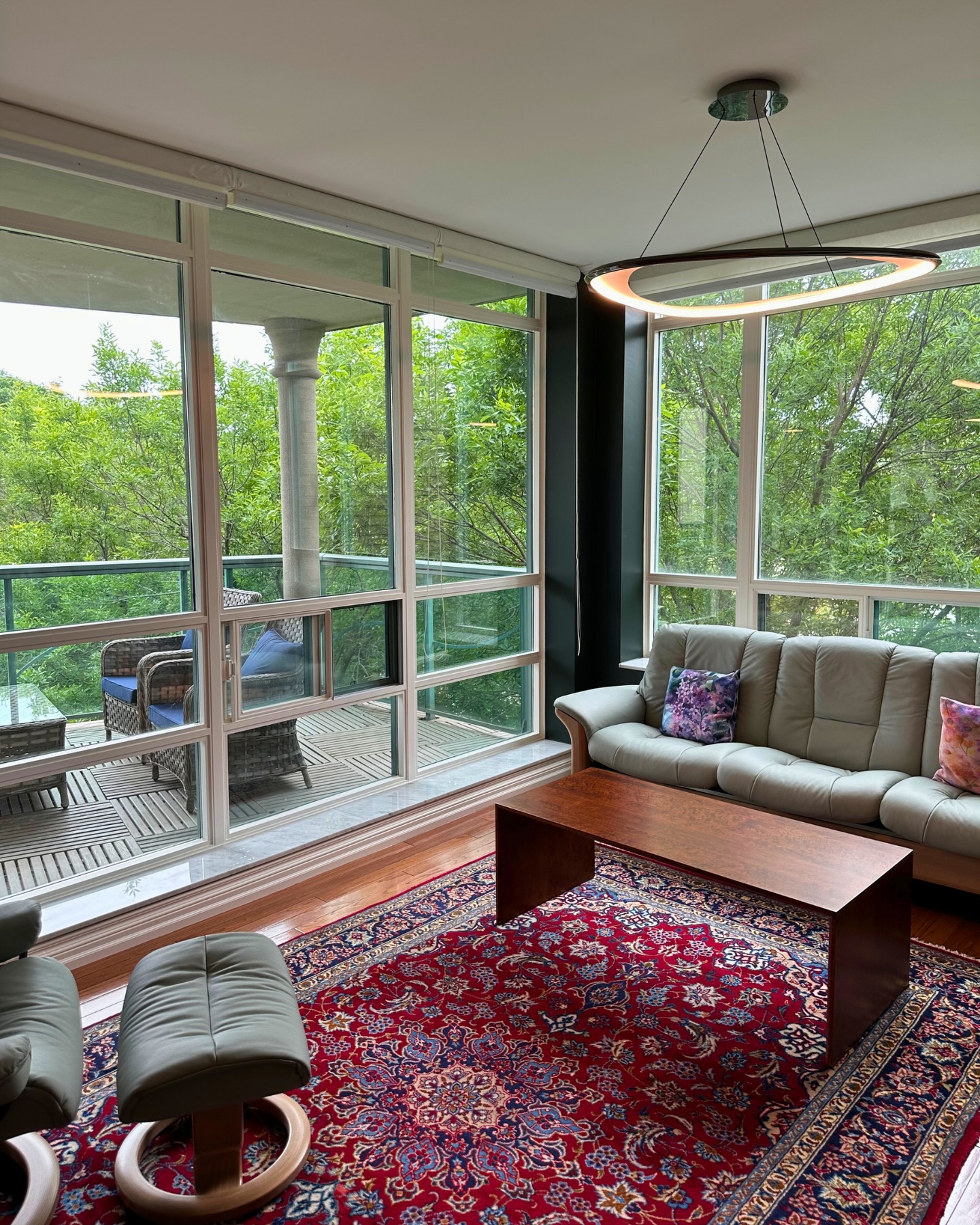 Sometimes it’s the light that brings everything together.
Floor-to-ceiling glass.
Tree-lined views.
Clean lines and warm finishes throughout.
And right at the center — a statement fixture that quietly anchors the entire space.
For this condo transformation in The Beaches, every detail was chosen to complement the architecture and the natural light already pouring in. The goal wasn’t to overpower the room — it was to enhance it.
This hanging piece from Casa di Luce does exactly that.
Soft, sculptural, and modern — adding presence without competing with the view.
Because great design isn’t always loud.
Sometimes it just simply ties everything together ✨😍🏙️
.
.
.
#PurpleProperties #TorontoRenovation #TorontoCondos