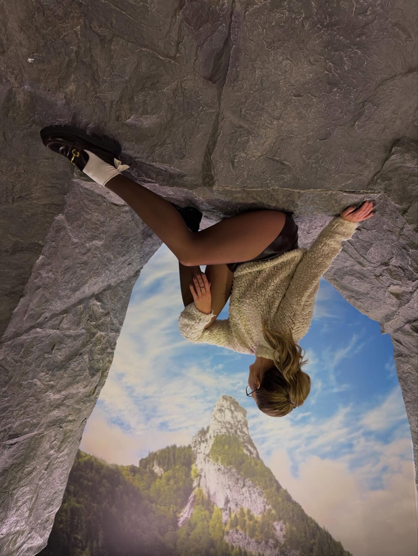 Manchmal fühlt es sich an,
als würde man die Welt aus einer ganz neuen Richtung entdecken ✨
Bei Magic Bavaria steht die Perspektive
wortwörtlich auf dem Kopf.
📸 @newtellacinderella
#magicbavaria #perspektivwechsel #illusionserlebnis #münchenerleben #magicmoment