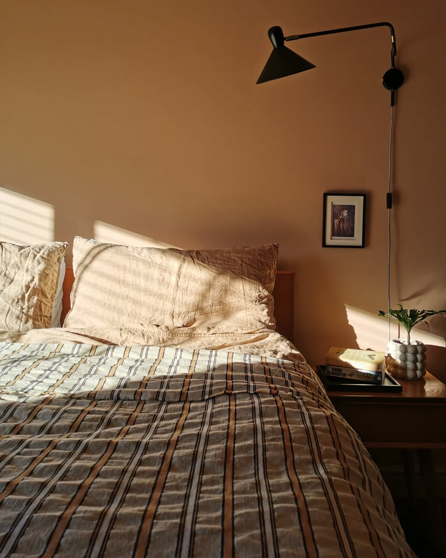 Huge thank you to the sun that shone wonderfully through our bedroom window this morning ☀️
So much so, I made the bed and captured it shining onto my pillow. I thought these caramel tones looked lovely 🤎