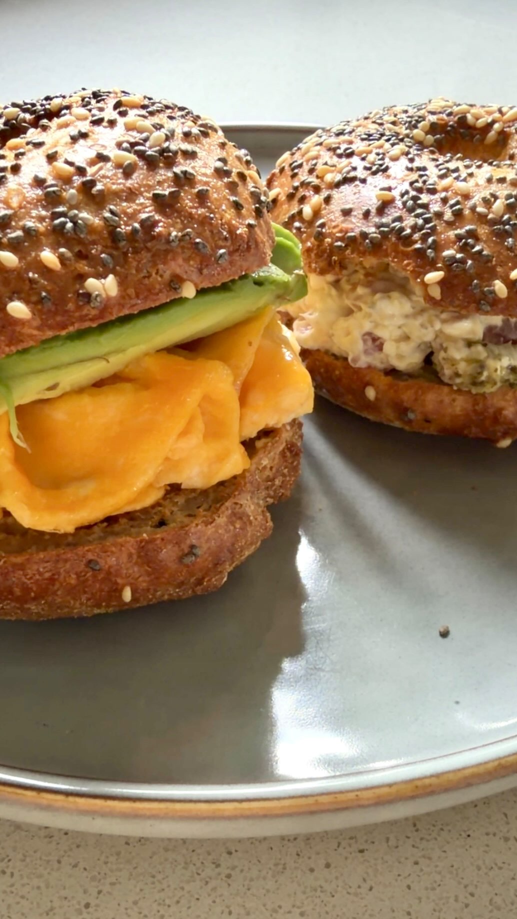 Bagels express 🥯🤩
.
Para 2 bagels necesitas:
⭐️ 1 pote de yogurt de 140 ml
⭐️ 1 taza de harina de trigo y/o avena (o ambas)
⭐️ Opcional sal y 1 cdta de polvos de hornear
.
🔜 Para que queden más doraditos opcionalmente puedes pincelar con huevo y darle un toque más clásico con semillas 😋. Cocinar a 180 grados por 15 minutos y si prefieres puedes tostarlo un poco antes de rellenar con lo que más te guste.
.
#bagels #alimentacion #recetas #nutricion #recetafácil