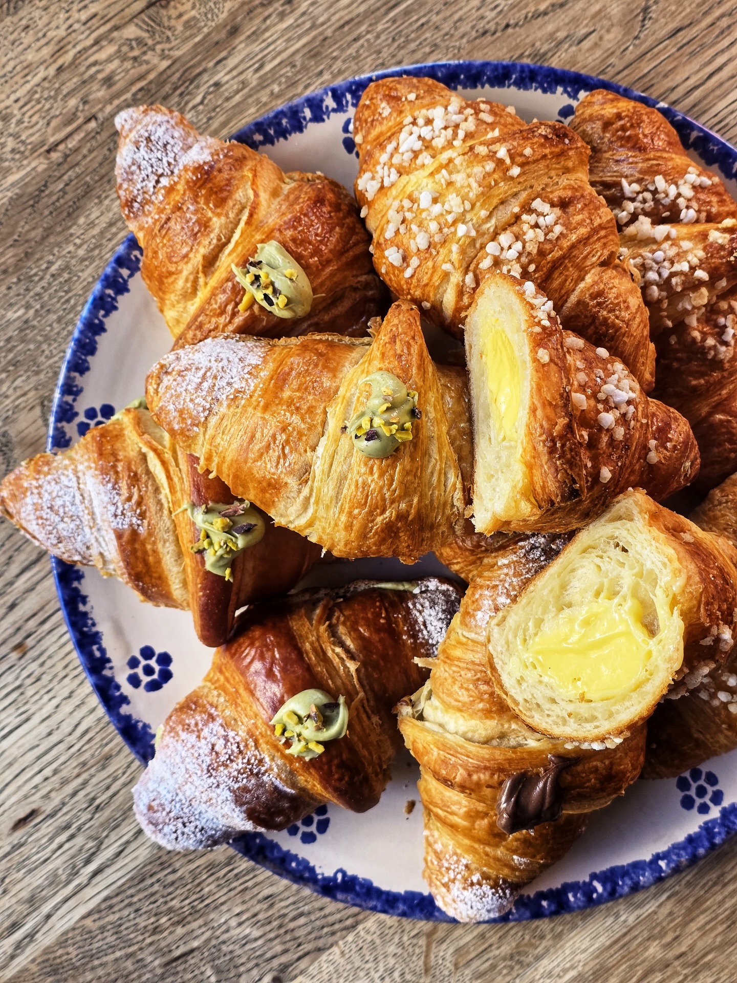 One is never enough 🥐
#Cornetti #ItalianBreakfast #ColazioneItaliana #BreakfastZurich #ZurichFood