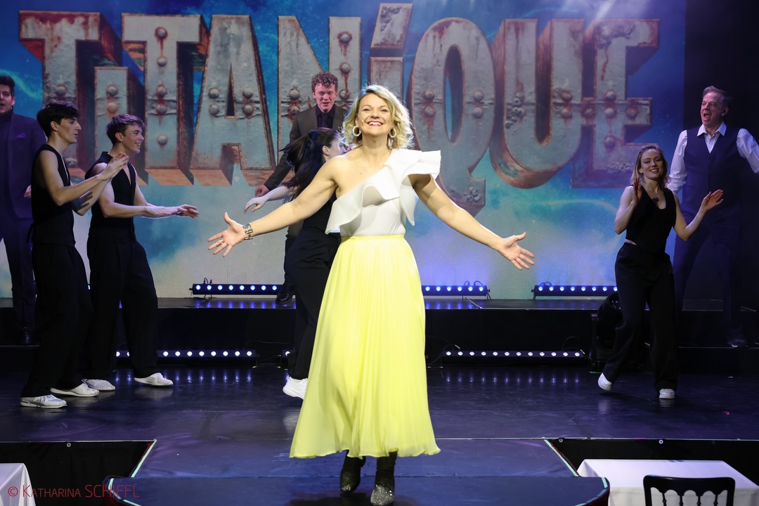 Heute fällt Abschiednehmen besonders schwer.
Die Dernière von CulinarICAL 9.0 im @dasvindobona- und schon zum fünften Mal durfte ich Teil dieser- für mich immer- besonderen Reise sein.
„Over the Rainbow“ war für mich mehr als ein Thema.
Es ist ein Gefühl. Eine Erinnerung daran, dass man alles sein darf, was man sein möchte- und genau das habe ich auf dieser Bühne gespürt und gelebt 🌈
📸 @katharinaschiffl
#musical #show #overtherainbow #sängerin #bühne