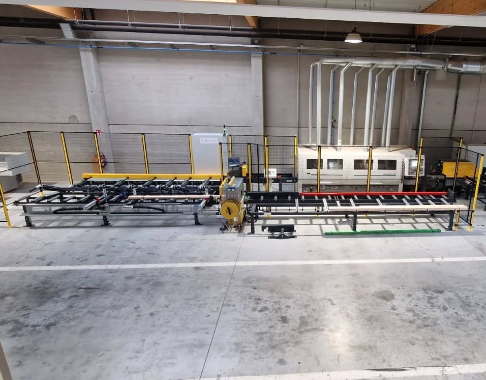 Volledige in- en uitvoermechanisatie bij @carlierbois in Namen. Het perfecte huwelijk tussen een Weinig schaafmachine en een op maat gemaakte mechanisatie made in Belgium.