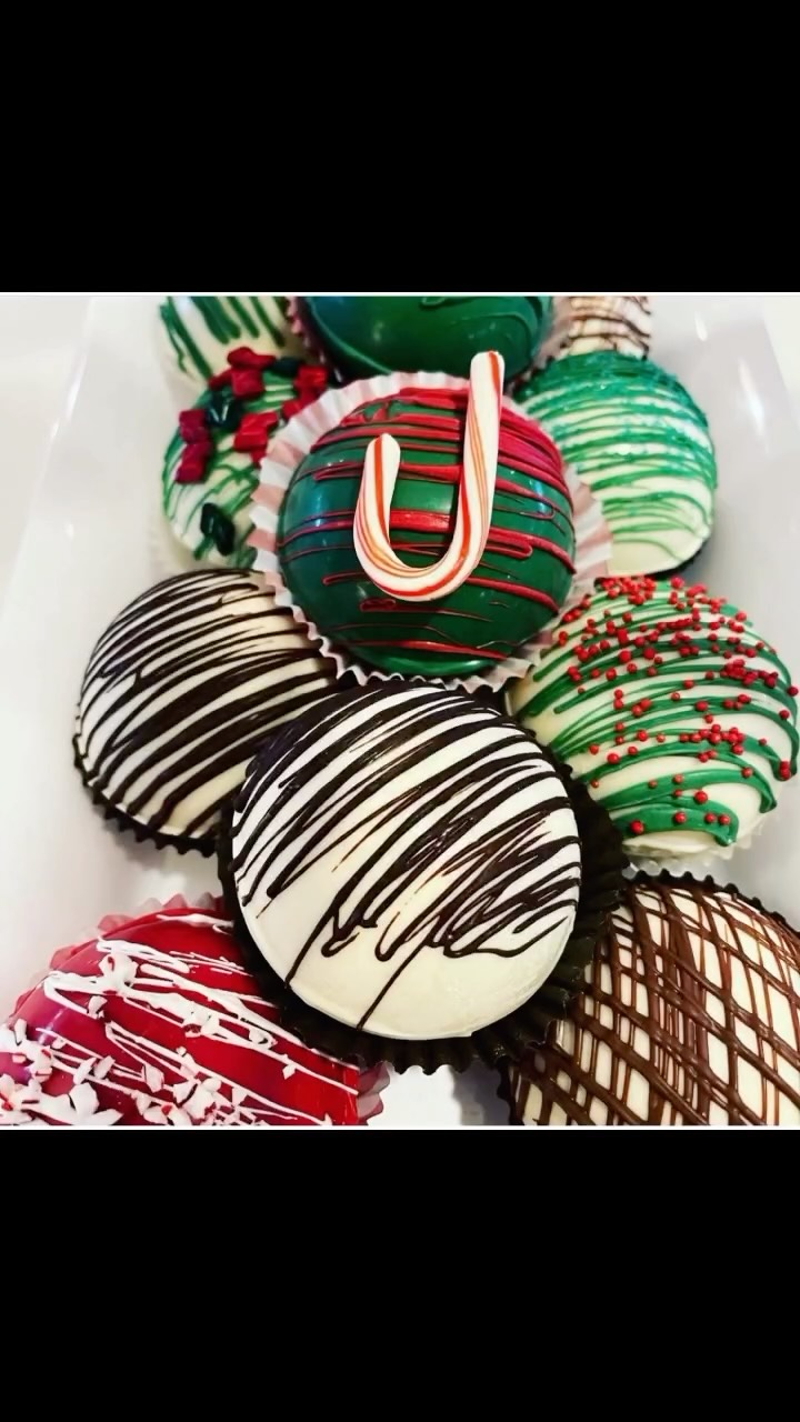 We’re open today! Stop by for all your stocking stuffers and don’t forget dessert! We make our own ice cream and Fudge with loads of chocolates for those special gifts🎄🎁