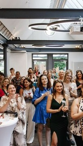 Das nächste große FRAUEN & BUSINESS Netzwerktreffen steht vor der Tür und dieses Mal erwartet dich ein echtes Highlight.
Wir lieben echte Menschen.
Und genau deshalb freuen wir uns riesig auf Tania Söllner @die_clementa 💥
Mentorin, Entertainerin & SPIEGEL-Bestseller-Autorin von
„Scheiß auf Yoga!“
Mit Humor, Herz und Klartext bringt sie beim Netzwerktreffen ein Thema auf die Bühne, das viele von uns begleitet – im Alltag, im Business, im Miteinander:
👉 Selbstvertrauen.
Ehrlich. Befreiend. Und so, dass man lacht, nickt und sich selbst darin erkennt.
✨ Loslassen statt optimieren
✨ Echt sein statt perfekt
✨ Vertrauen statt Vergleich
Wenn Netzwerken mehr sein darf als Visitenkarten tauschen sondern Räume öffnet, in denen wir wachsen, verbinden und uns selbst stärken, dann ist das FRAUEN & BUSINESS.
📍 @ideenspinnerei_ettlingen
📅 26. Februar 2026
💬 Kommentiere „Ettlingen“ und wir schicken dir den Ticket-Link direkt zu!
Oder tagge eine Frau, die diesen Abend nicht verpassen darf. 👇
@die_clementa 🤍 wir freuen uns auf dich!
#frauenundbusiness #karlsruhe #ettlingen #netzwerken #unternehmensberatung selbstvertrauen netzwerktreffen businessfrauen