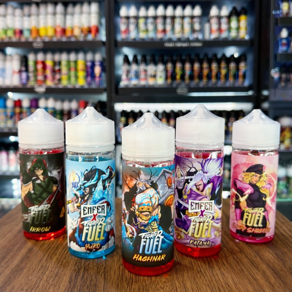 🔥 Fighter Fuel – Flacons 100 ml 🔥
Découvrez la gamme Fighter Fuel en flacon 100 ml, des recettes puissantes et équilibrées, pensées pour les amateurs de saveurs intenses :
HAGHNAR 🍓🍇
Un cocktail fruité explosif mêlant fraise, cassis, framboise, cerise et mûre.
YUKO ❄️🍓
Une fraise gourmande associée au cassis, relevée par une fraîcheur ultra intense.
IRROW 🍬🍓
Une recette douce et réconfortante de fraise, marshmallow et barbapapa.
KATANA ❄️🐉
Un mélange percutant de fruit du dragon et fruits rouges, avec une touche ultra fraîche.
LADY SHIGERI 🍉🍓
Une alliance fruitée et juteuse de grenade, fraise et pastèque.
👉 D’autres saveurs Fighter Fuel sont disponibles en magasin.
Passe nous voir pour découvrir toute la gamme 💨🔥
