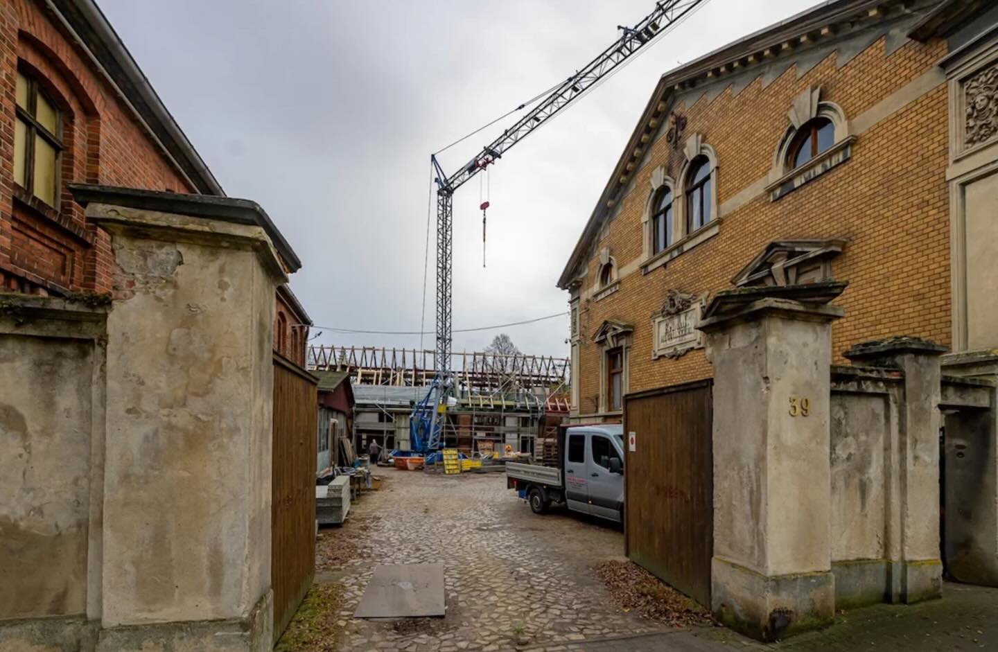 Im Gutshof 39 in Magdeburg geht es mit großen Schritten voran! 🏡✨
Die Sanierung läuft auf Hochtouren, die Fertigstellung ist für Herbst 2026 geplant – und aktuell ist nur noch eine Einheit verfügbar.
Ein denkmalgeschützter Gutshof mit eigenem Park, viel Ruhe und wunderschönen Wohnungen – und trotzdem dank direkter S-Bahn-Anbindung in wenigen Minuten mitten in der Magdeburger Innenstadt.
Ländliche Oase trifft City-Nähe.
Wir halten euch hier weiter auf dem Laufenden! 🌿🚆
#Denkmalschutz #Gutshof39 #Magdeburg #AltbauLiebe #WohnenImDenkmal LoftLiving Sanierung Immobilienprojekt UrbanUndRuhig Wohnträume MagdeburgLiving