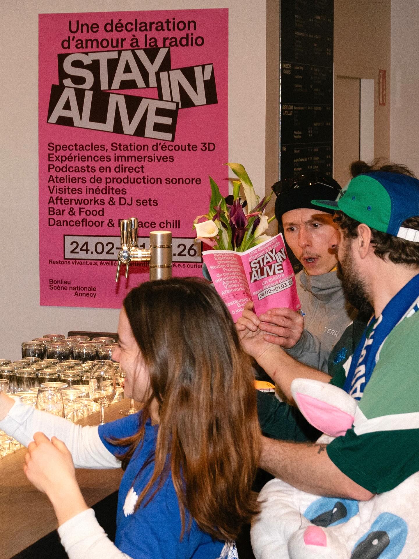 Stayin’ Alive
C’est LE nouveau festival organisé par @bonlieu_scene_nationale du mardi 24 février au dimanche 1 mars 2026
Une semaine pour vivre le théâtre autrement, avec toutes une programmation complémentaire qui va te donner envie d’expérimenter, faire la fête, bien boire et bien manger.
C’est là qu’on débarque, tu t’en doutes !
@bistro_sauvage_annecy s’associe à Bonlieu pour créer un bistro éphémère : Bonlieu Plaisir Sauvage !
Service continu de 11:30 à 23:30 du mardi au dimanche. Si si !
Tu peux y venir : déjeuner, goûter, boire un verre et dîner ! Pas de limite !
Réservation possible en ligne :
- le soir avec de jolies tables de partages à partir de 8 personnes. Viens avec tes potes !
- le midi à partir de 2 personnes
Les gros plus ?
- Programmation DJ sets tous les soirs @the_lift_x @les.secousses.populaires
- Karaoké engagé @zebraqueenz le vendredi soir
Fais de la place dans ton agenda, c’est à Bonlieu que ça se passe !
Bisous 😘
📷 @canelle.visuels
#annecy #bonlieuscenenationale #bistrosauvage #restaurant