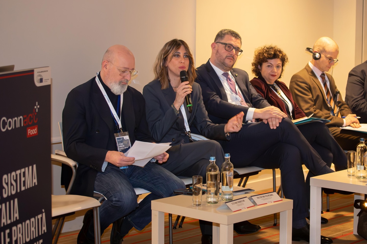 Parlare di cibo oggi significa parlare di agricoltura e dignità, di lavoro e sostenibilità, di giustizia e futuro.
Al Panel Food del Connact Annual Meeting a Bruxelles ho portato una riflessione che ci riguarda tutti: non possiamo chiedere sempre di più a chi produce, e poi lasciarlo solo.
Standard più alti ambientali, sanitari e di tracciabilità, sono giusti e necessari.
Ma devono essere sostenuti da politiche eque e coerenti.
Il futuro del cibo europeo e del nostro modello sociale si gioca anche in luoghi come questo.
Io oggi c’ero, con il Movimento 5 Stelle, per portare una voce chiara:
difendere chi produce bene, chi tutela la salute, chi sta nei campi e crede in un’Europa più giusta.